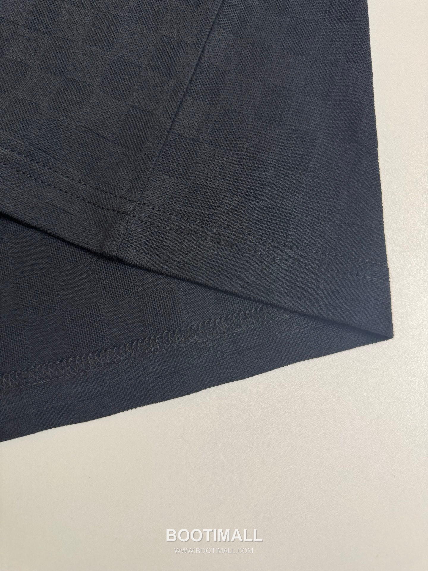 루이비통 2026SS 플라워 로고자수 다미에패턴 오버핏 반팔 블랙 티셔츠 Louis Vuitton 2026 SS Flower Logo Embroidery Damier Pattern Oversized Short Sleeve Black T-Shirt 8