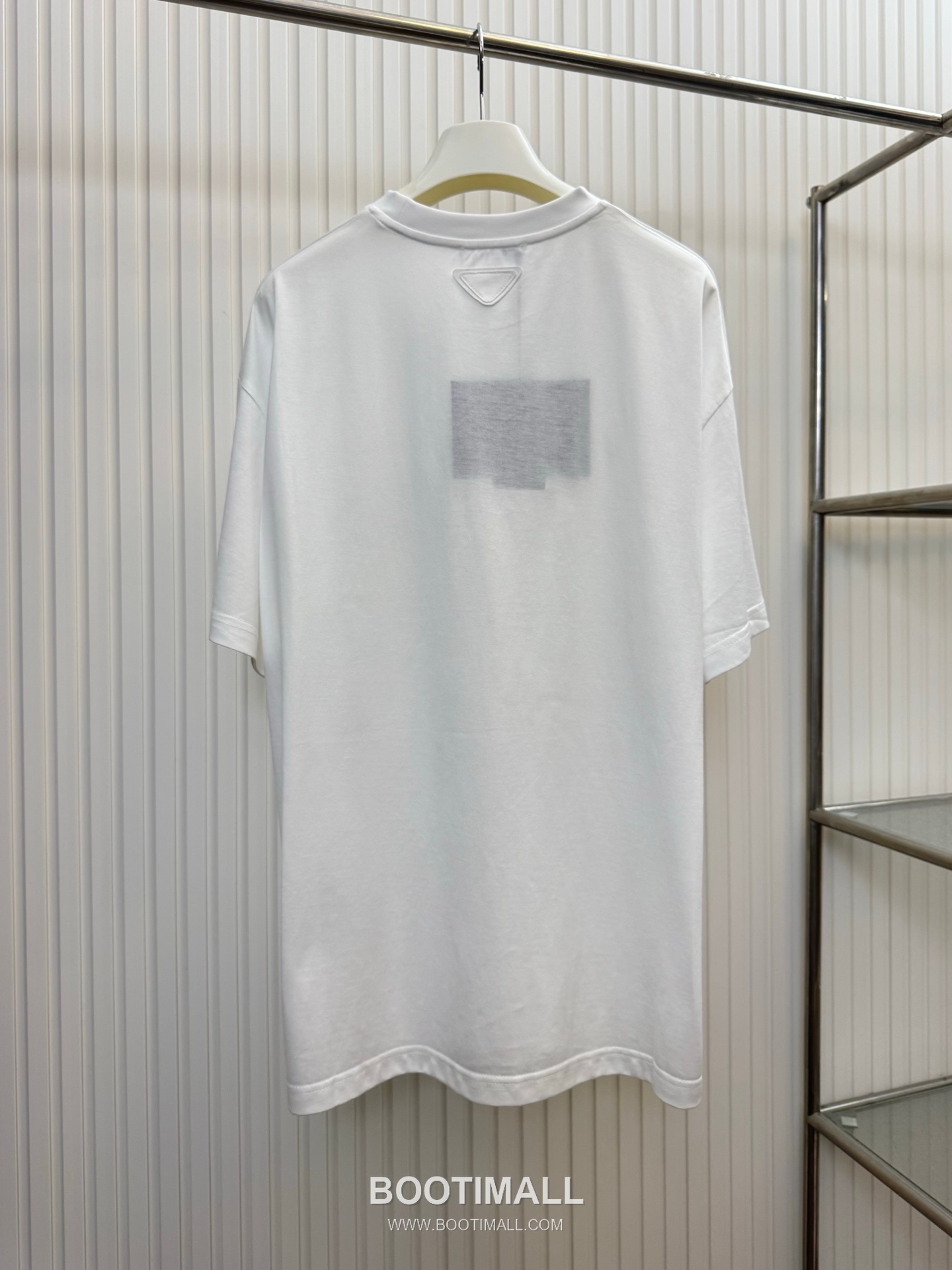 프라다 2026SS 레이크 프린트 오버핏 반팔 화이트 티셔츠 Prada 2026 SS Lake Print Oversized Short Sleeve White T-Shirt 2