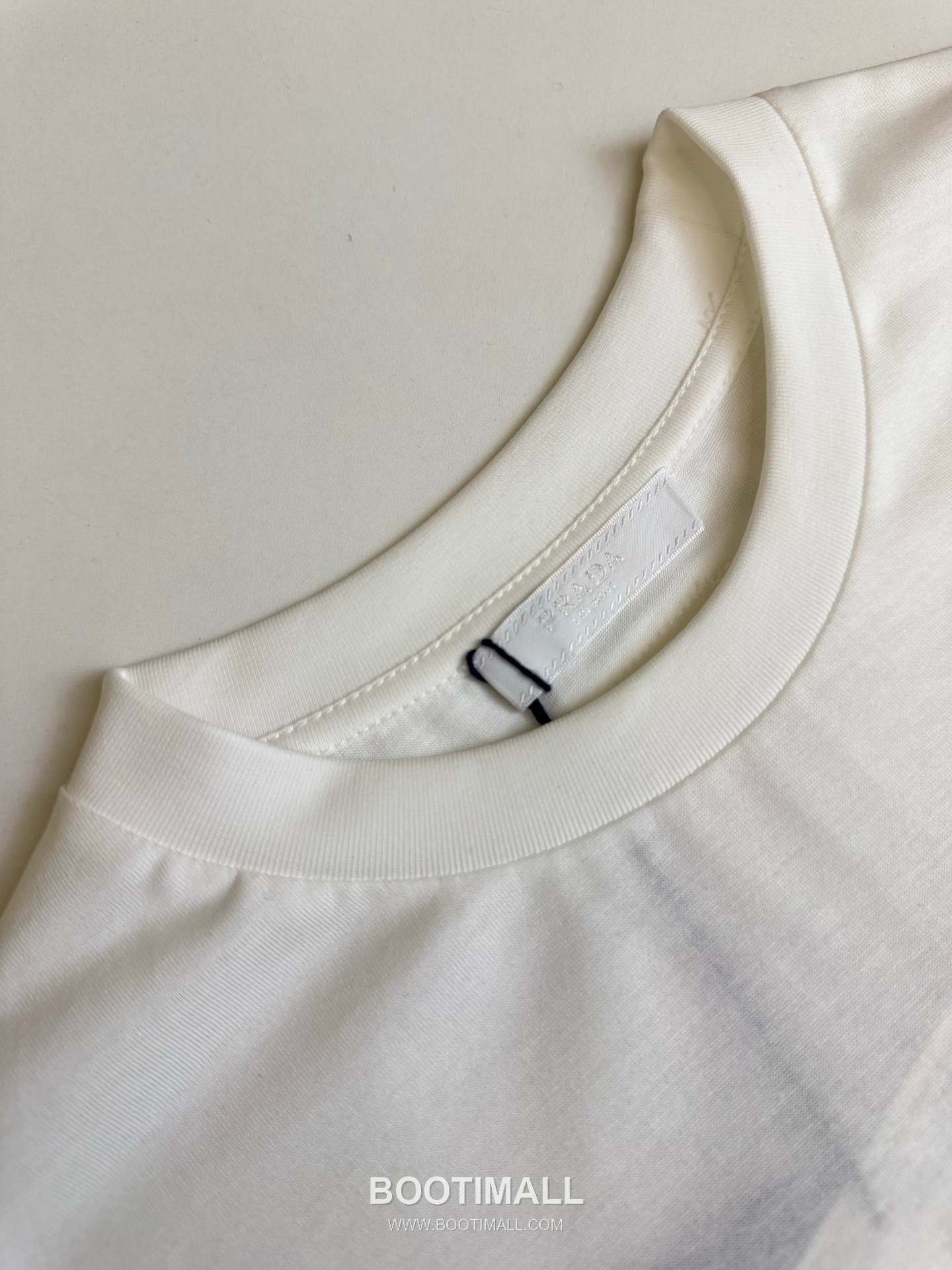 프라다 2026SS 레이크 프린트 오버핏 반팔 화이트 티셔츠 Prada 2026 SS Lake Print Oversized Short Sleeve White T-Shirt 5