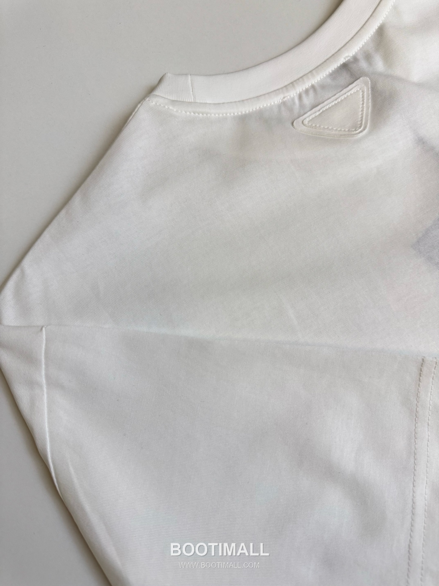 프라다 2026SS 레이크 프린트 오버핏 반팔 화이트 티셔츠 Prada 2026 SS Lake Print Oversized Short Sleeve White T-Shirt 7