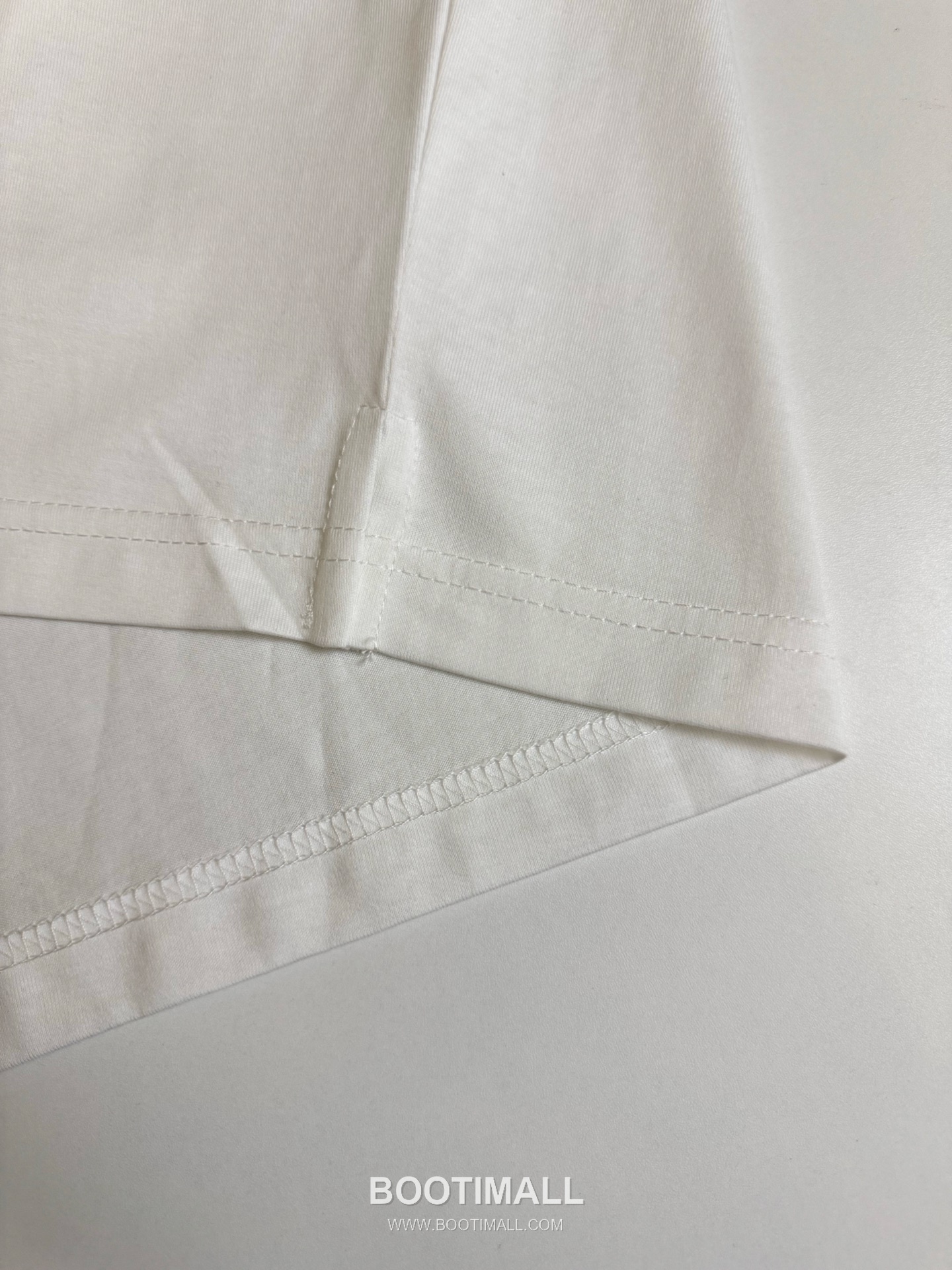 프라다 2026SS 레이크 프린트 오버핏 반팔 화이트 티셔츠 Prada 2026 SS Lake Print Oversized Short Sleeve White T-Shirt 8