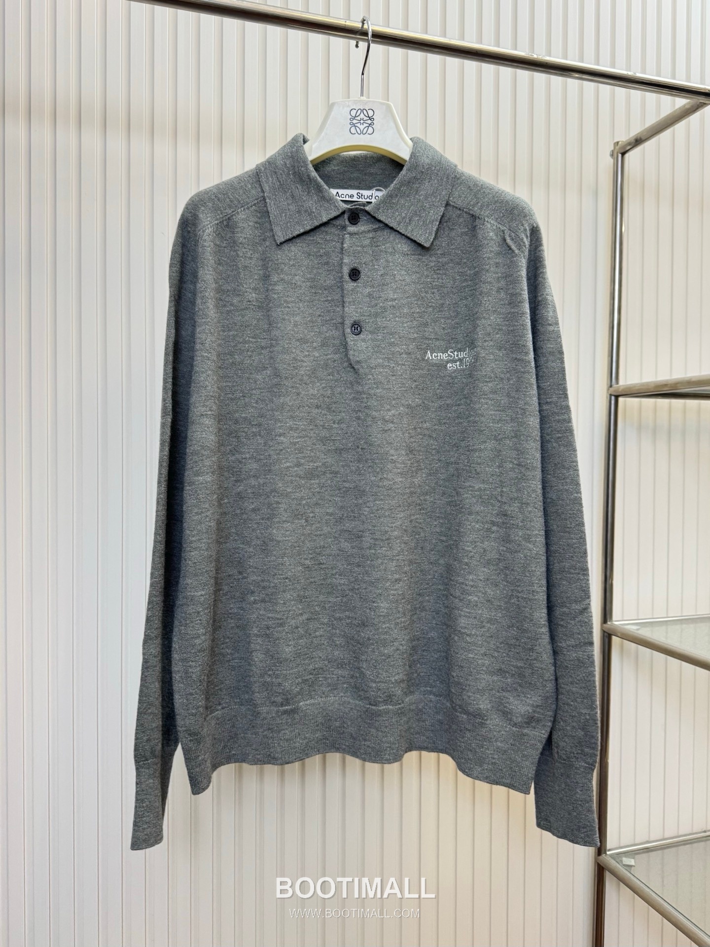 아크네스튜디오 2026SS 로고자수 니트 레귤러핏 반팔 그레이 폴로셔츠 Acne Studios 2026 SS Logo Embroidery Knit Regular Fit Short Sleeve Black Polo Shirt 1