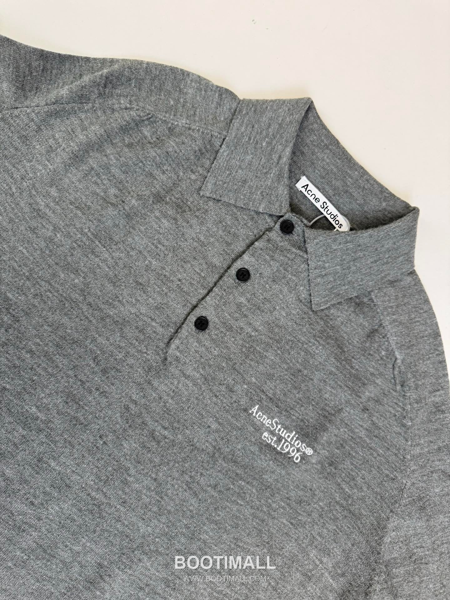 아크네스튜디오 2026SS 로고자수 니트 레귤러핏 반팔 그레이 폴로셔츠 Acne Studios 2026 SS Logo Embroidery Knit Regular Fit Short Sleeve Black Polo Shirt 4