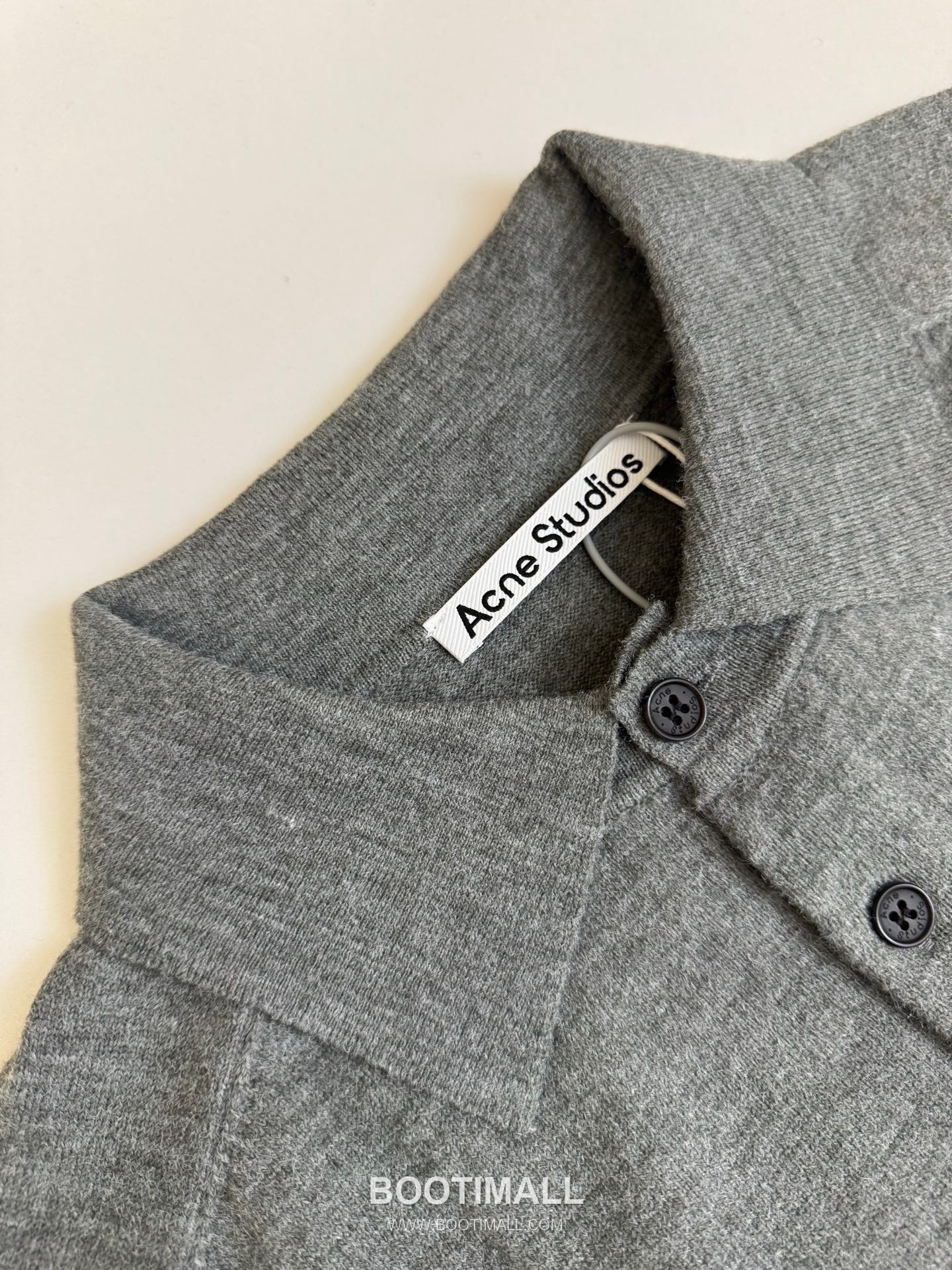 아크네스튜디오 2026SS 로고자수 니트 레귤러핏 반팔 그레이 폴로셔츠 Acne Studios 2026 SS Logo Embroidery Knit Regular Fit Short Sleeve Black Polo Shirt 5