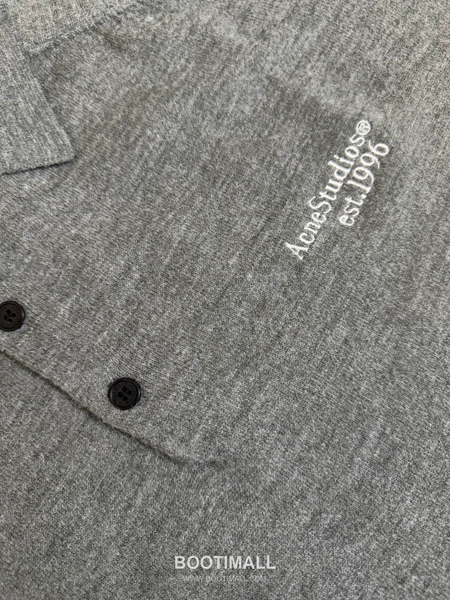 아크네스튜디오 2026SS 로고자수 니트 레귤러핏 반팔 그레이 폴로셔츠 Acne Studios 2026 SS Logo Embroidery Knit Regular Fit Short Sleeve Black Polo Shirt 6