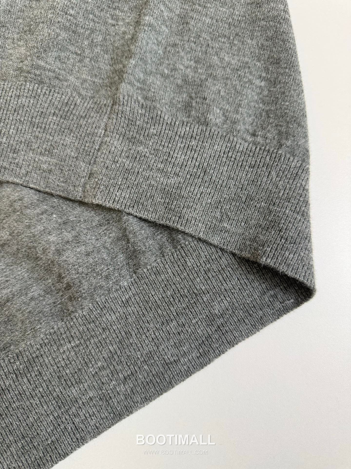 아크네스튜디오 2026SS 로고자수 니트 레귤러핏 반팔 그레이 폴로셔츠 Acne Studios 2026 SS Logo Embroidery Knit Regular Fit Short Sleeve Black Polo Shirt 8