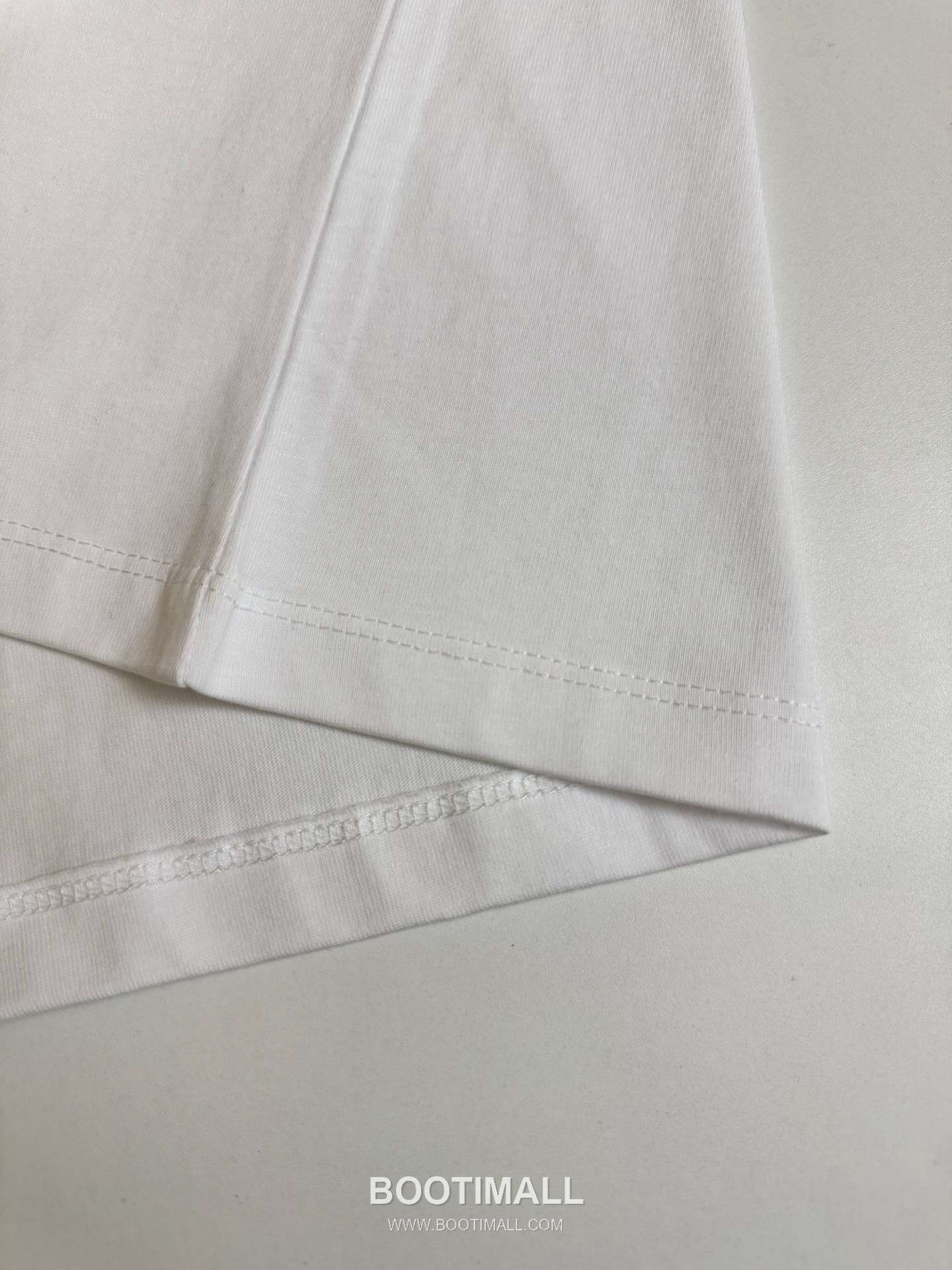 셀린느 2026SS 트리옹프 로고자수 오버핏 반팔 화이트 티셔츠 Celine 2026 SS Triomphe Logo Embroidery Oversized Short Sleeve Black T-Shirt 8