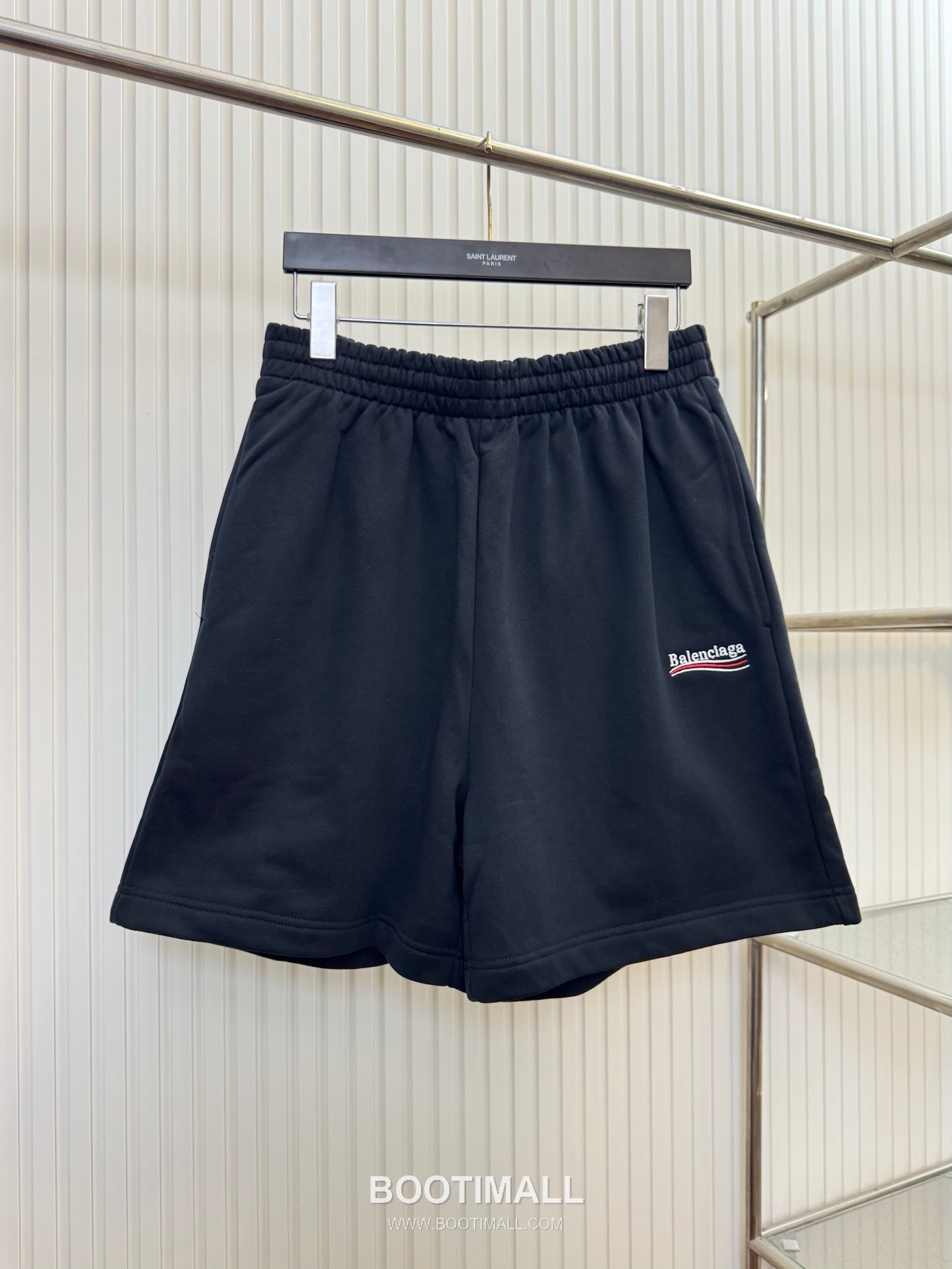 발렌시아가 2026SS 콜라 로고자수 루즈핏 쇼츠 블랙 팬츠 Balenciaga 2026 SS Cola Logo Embroidery Loose Fit Shorts Black Pants 1