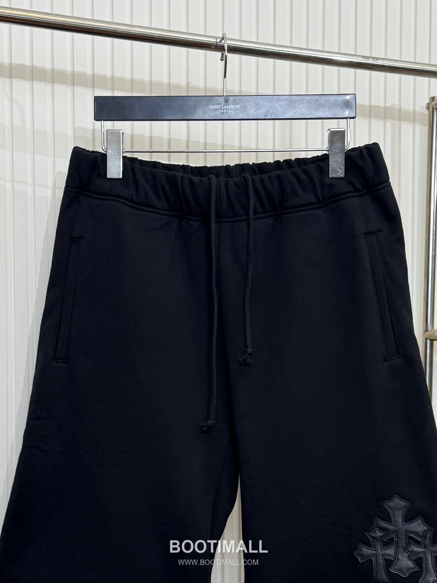 크롬하츠 2026SS 레더 크로스패치 루즈핏 쇼츠 블랙 팬츠 Chrome Hearts 2026 SS Leather Cross Patch Loose Fit Shorts Black Pants 3