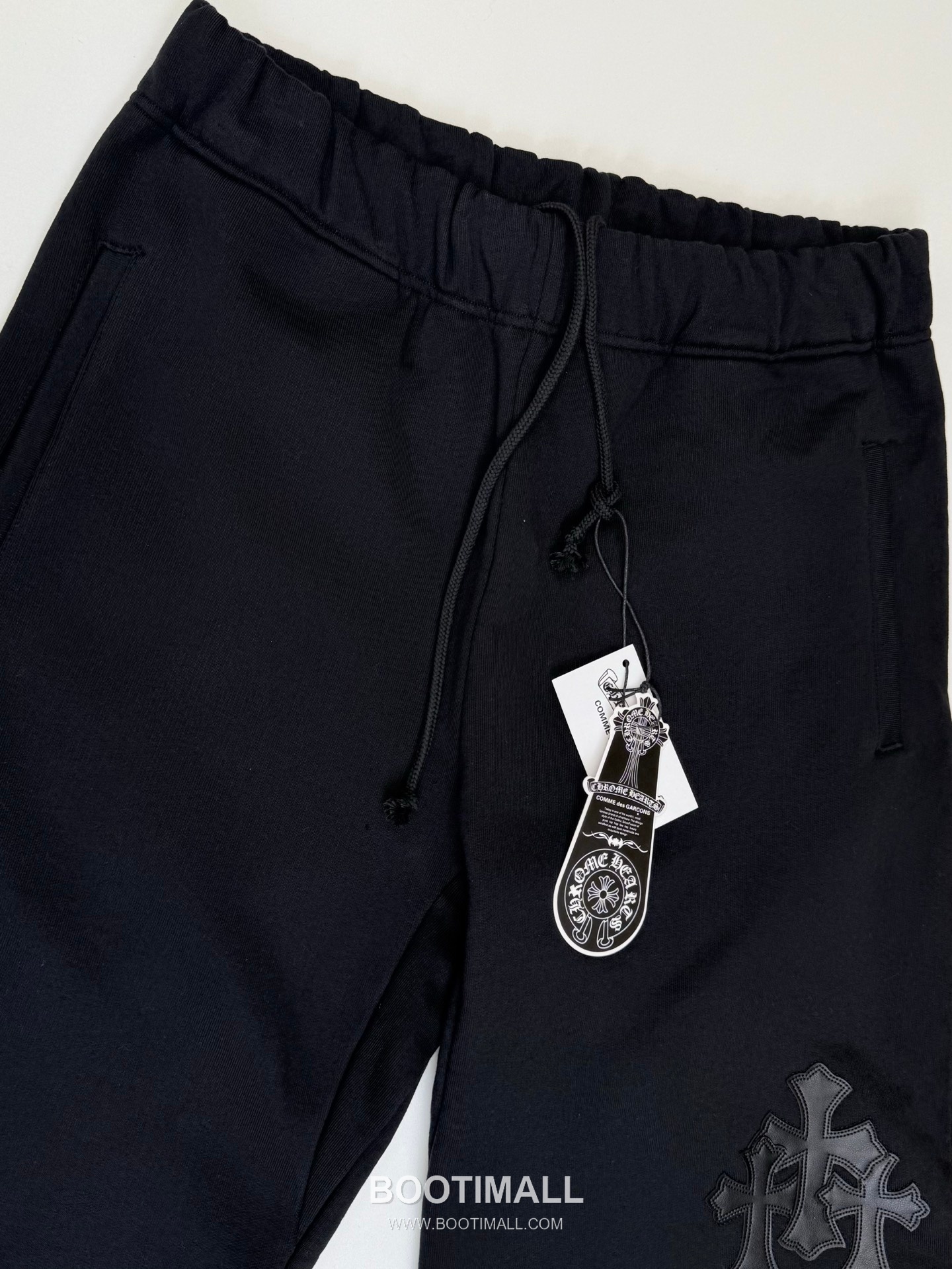 크롬하츠 2026SS 레더 크로스패치 루즈핏 쇼츠 블랙 팬츠 Chrome Hearts 2026 SS Leather Cross Patch Loose Fit Shorts Black Pants 4