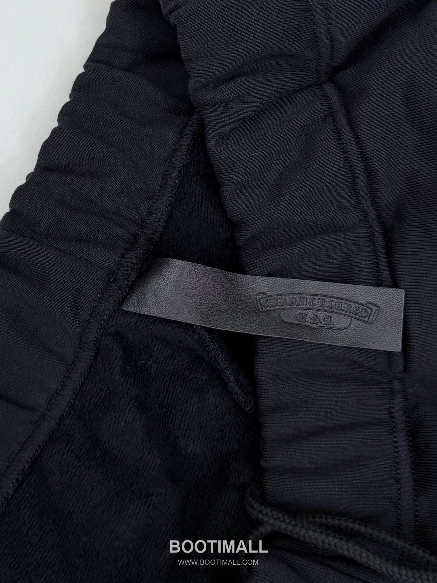 크롬하츠 2026SS 레더 크로스패치 루즈핏 쇼츠 블랙 팬츠 Chrome Hearts 2026 SS Leather Cross Patch Loose Fit Shorts Black Pants 5