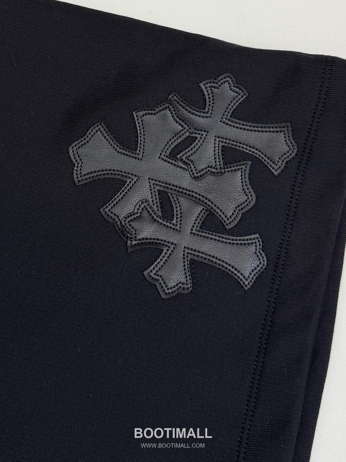 크롬하츠 2026SS 레더 크로스패치 루즈핏 쇼츠 블랙 팬츠 Chrome Hearts 2026 SS Leather Cross Patch Loose Fit Shorts Black Pants 6