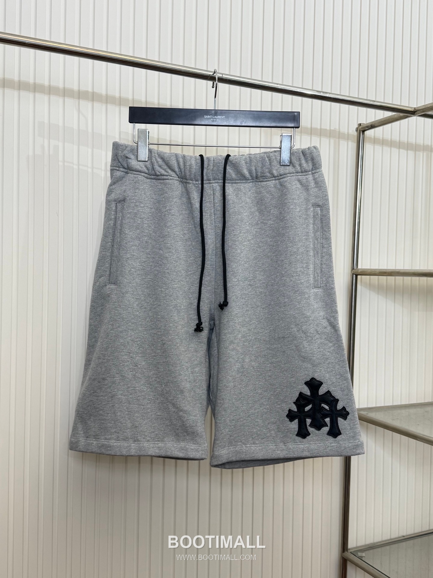 크롬하츠 2026SS 레더 크로스패치 루즈핏 쇼츠 그레이 팬츠 Chrome Hearts 2026 SS Leather Cross Patch Loose Fit Shorts Black Pants 1