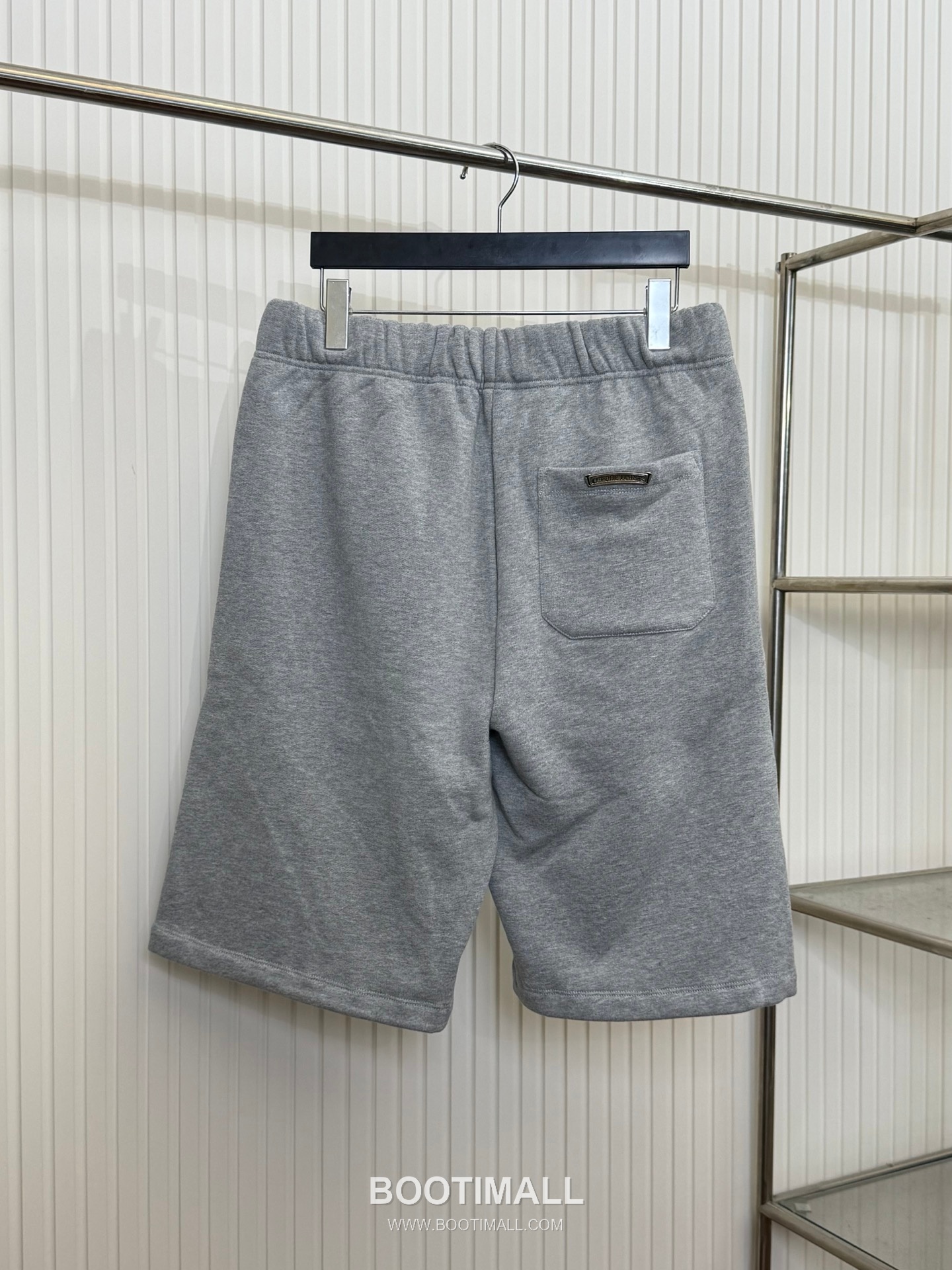 크롬하츠 2026SS 레더 크로스패치 루즈핏 쇼츠 그레이 팬츠 Chrome Hearts 2026 SS Leather Cross Patch Loose Fit Shorts Black Pants 2