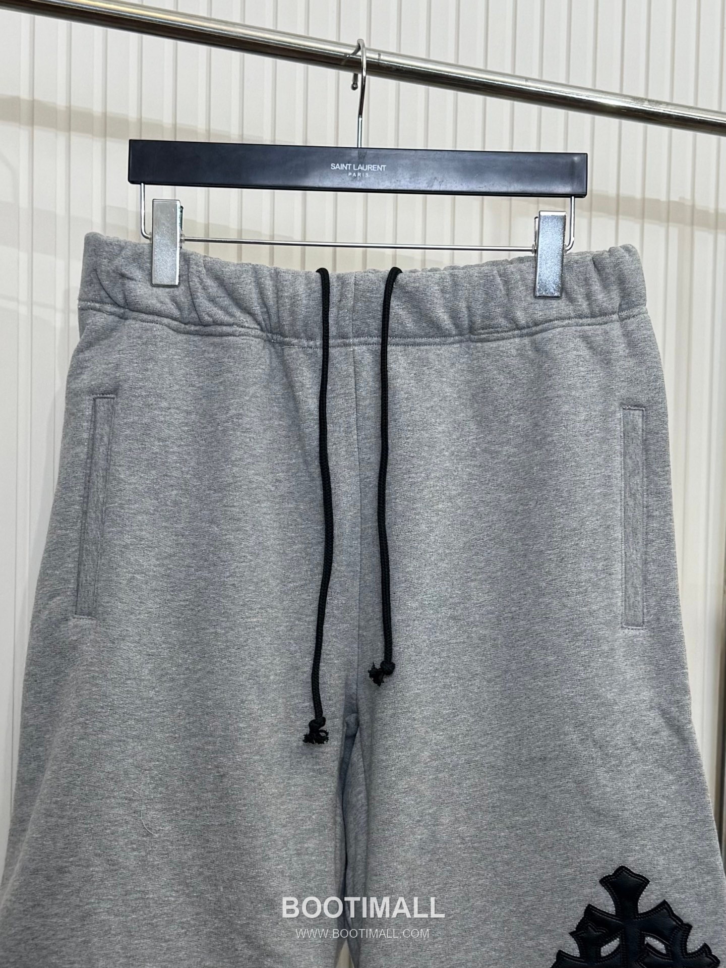 크롬하츠 2026SS 레더 크로스패치 루즈핏 쇼츠 그레이 팬츠 Chrome Hearts 2026 SS Leather Cross Patch Loose Fit Shorts Black Pants 3