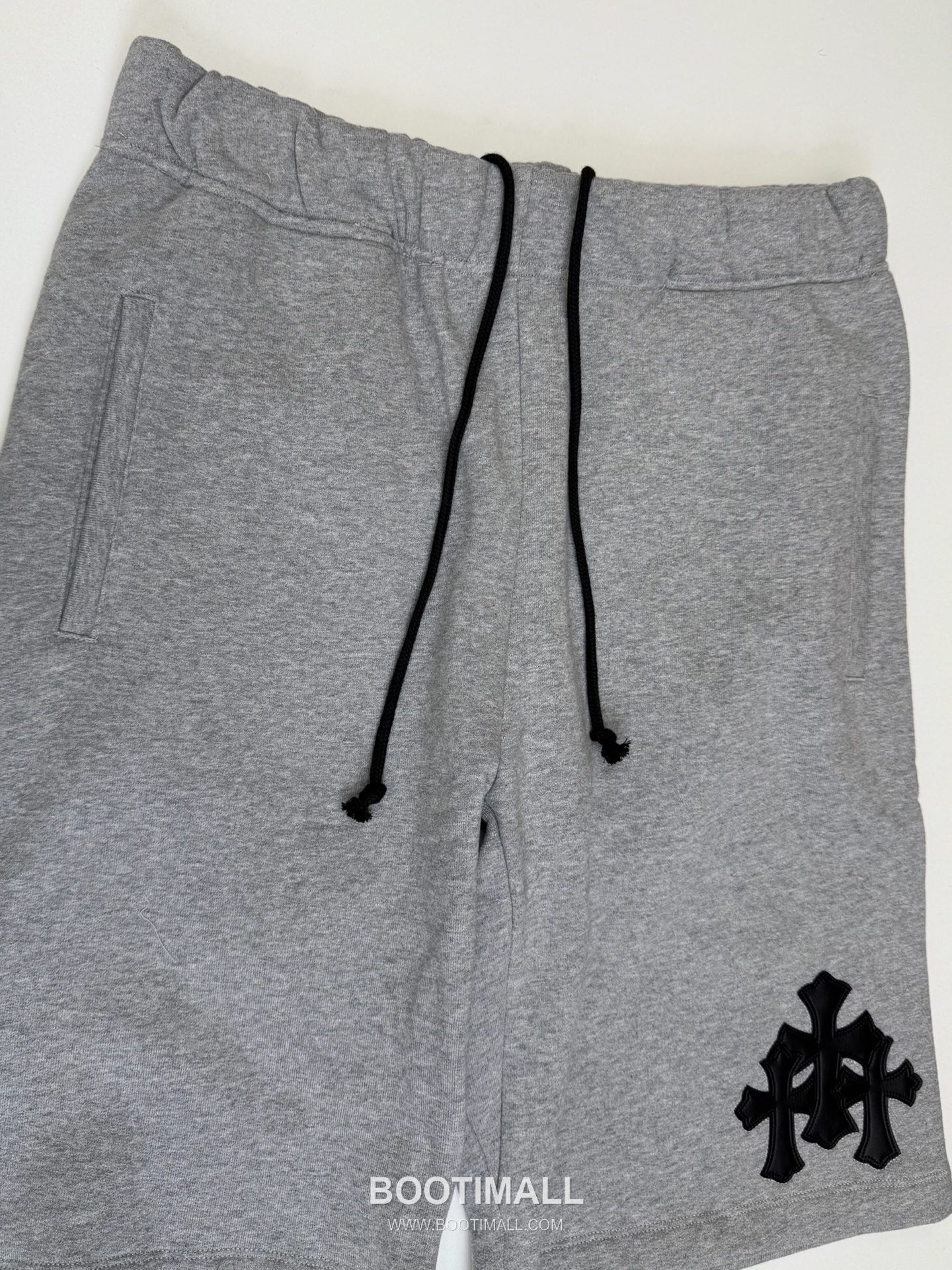 크롬하츠 2026SS 레더 크로스패치 루즈핏 쇼츠 그레이 팬츠 Chrome Hearts 2026 SS Leather Cross Patch Loose Fit Shorts Black Pants 4