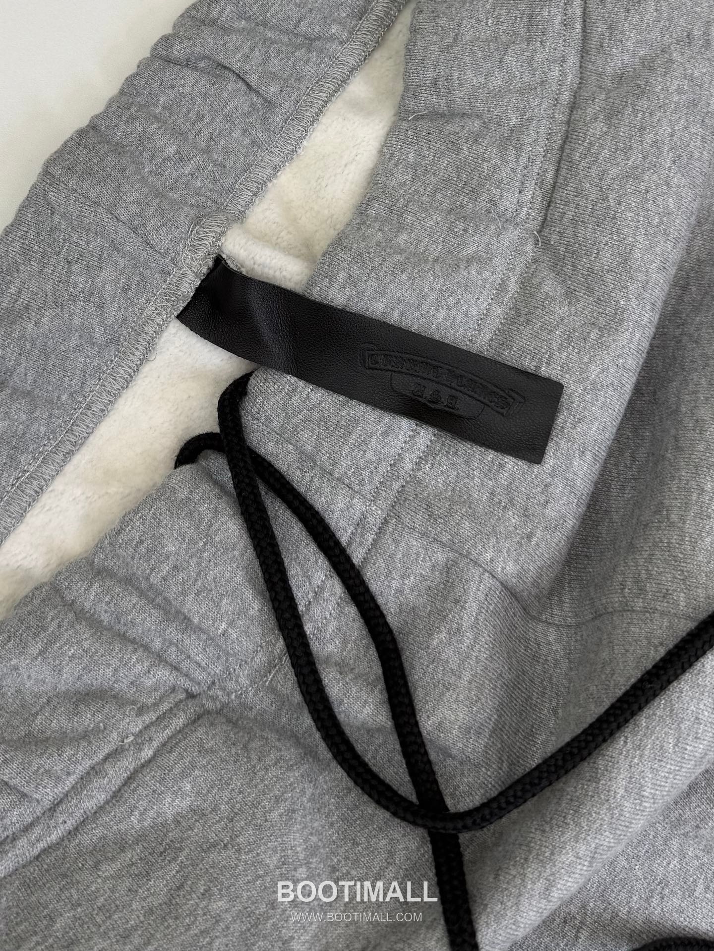 크롬하츠 2026SS 레더 크로스패치 루즈핏 쇼츠 그레이 팬츠 Chrome Hearts 2026 SS Leather Cross Patch Loose Fit Shorts Black Pants 5