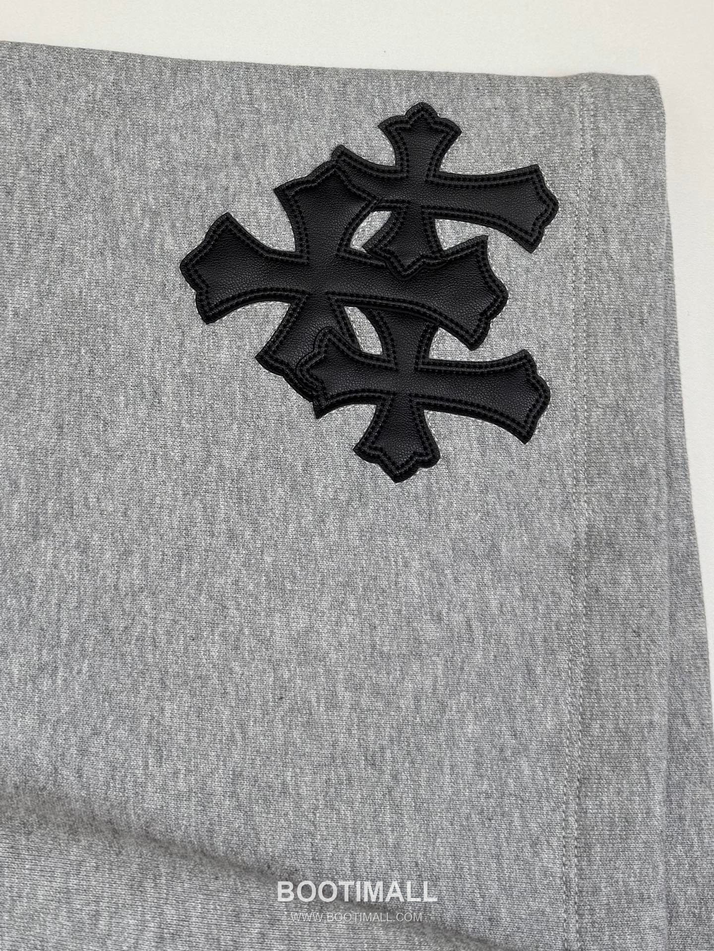 크롬하츠 2026SS 레더 크로스패치 루즈핏 쇼츠 그레이 팬츠 Chrome Hearts 2026 SS Leather Cross Patch Loose Fit Shorts Black Pants 7