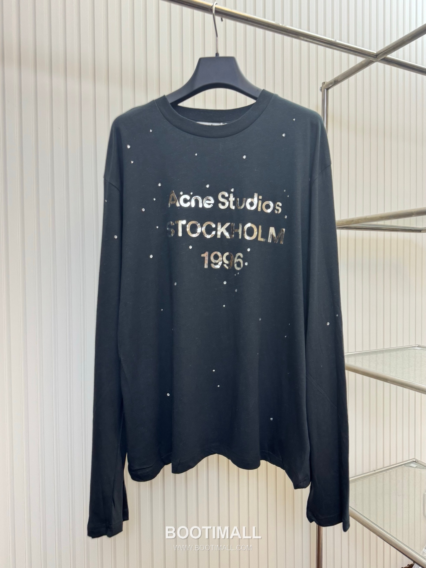 아크네스튜디오 2026SS 1996 미러 핫픽스 로고 오버핏 롱슬리브 블랙 티셔츠 Acne Studios 2026 SS 1996 Mirror Hotfix Logo Oversized Long Sleeve Black T-Shirt 1