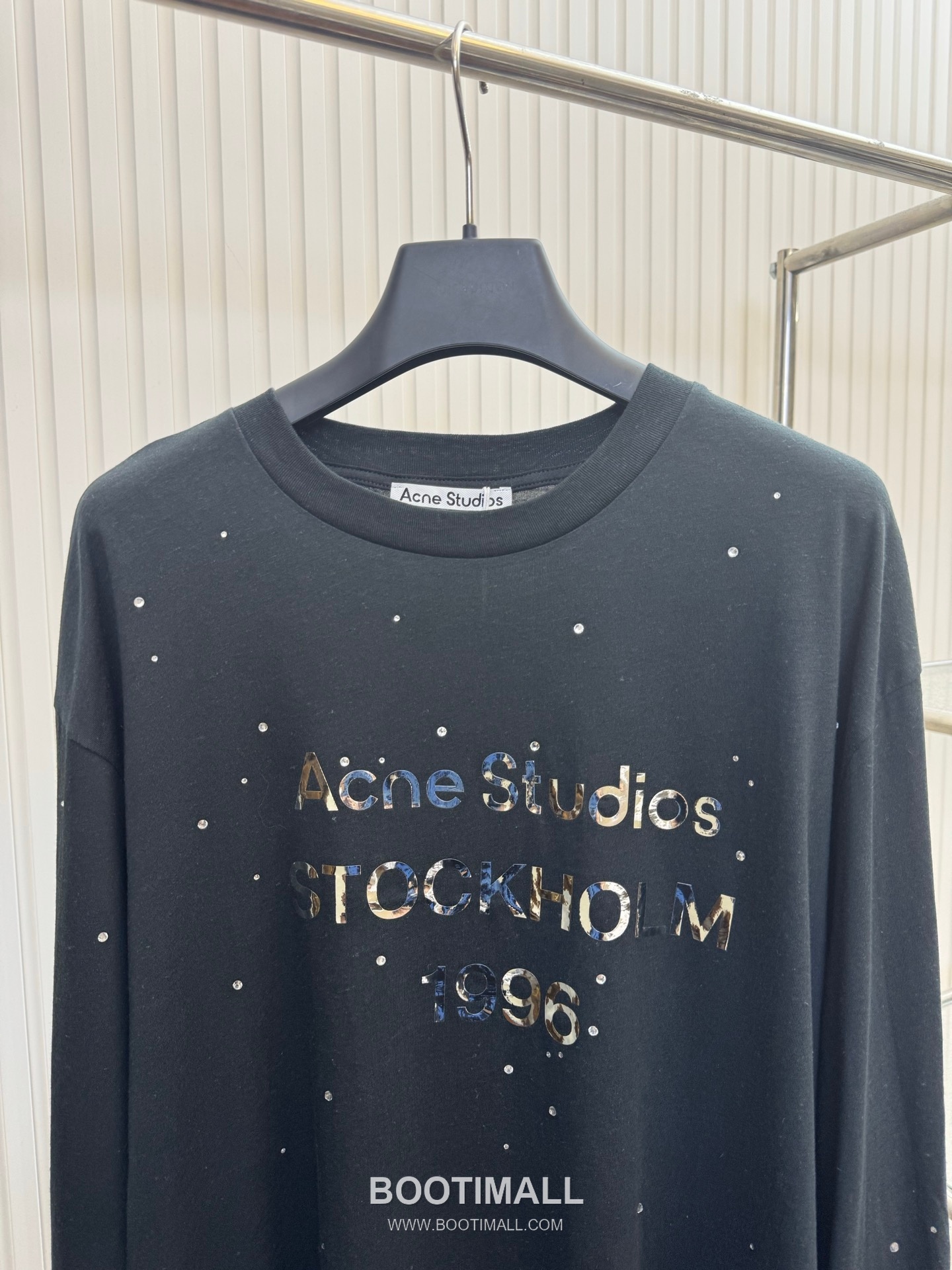 아크네스튜디오 2026SS 1996 미러 핫픽스 로고 오버핏 롱슬리브 블랙 티셔츠 Acne Studios 2026 SS 1996 Mirror Hotfix Logo Oversized Long Sleeve Black T-Shirt 3