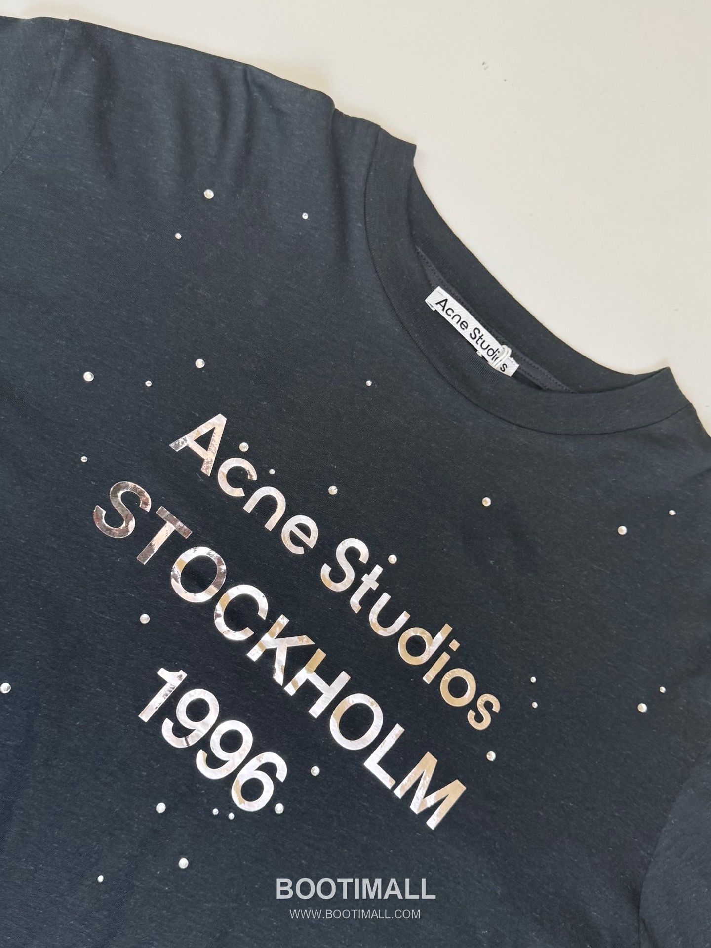 아크네스튜디오 2026SS 1996 미러 핫픽스 로고 오버핏 롱슬리브 블랙 티셔츠 Acne Studios 2026 SS 1996 Mirror Hotfix Logo Oversized Long Sleeve Black T-Shirt 4