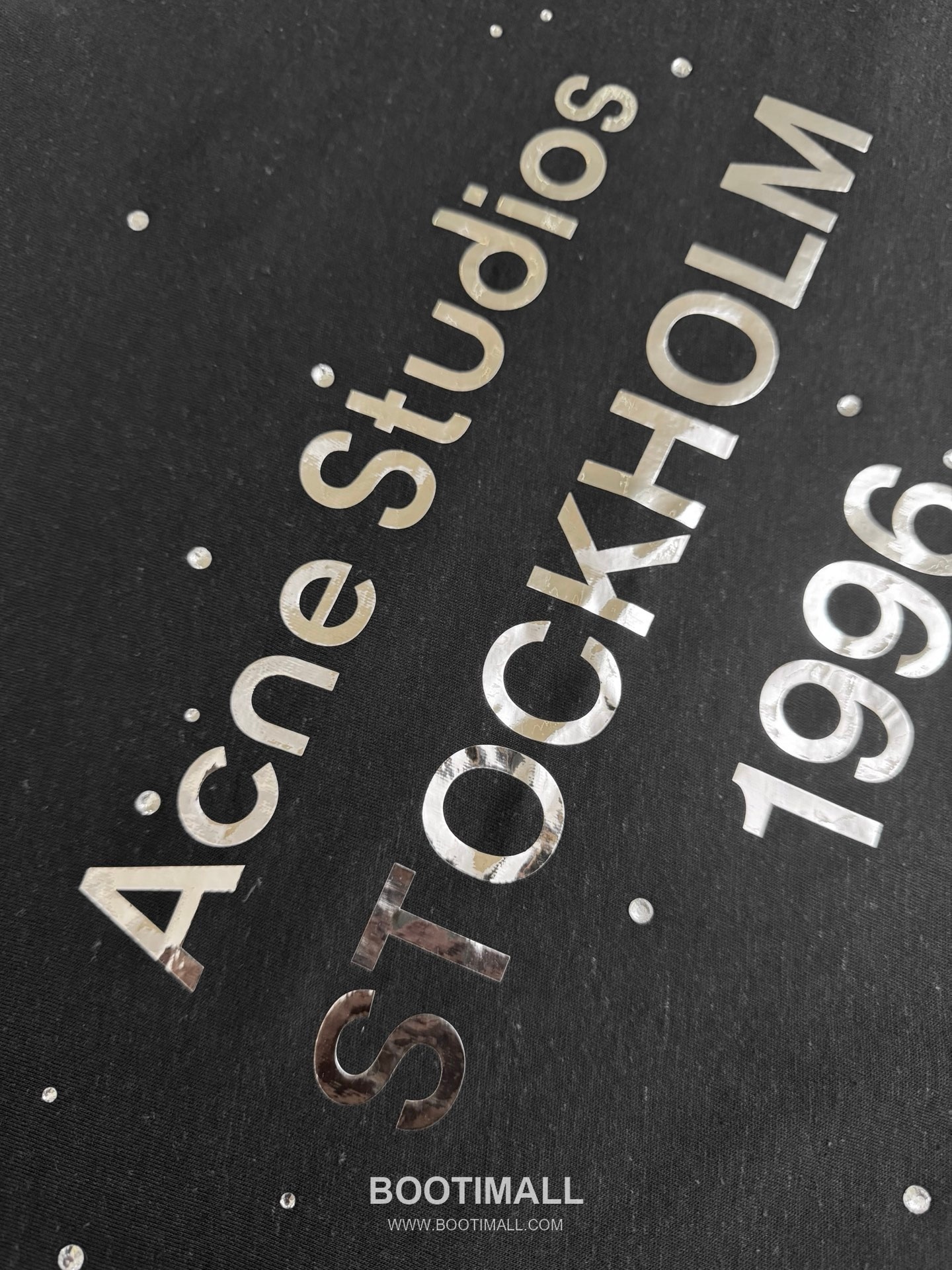 아크네스튜디오 2026SS 1996 미러 핫픽스 로고 오버핏 롱슬리브 블랙 티셔츠 Acne Studios 2026 SS 1996 Mirror Hotfix Logo Oversized Long Sleeve Black T-Shirt 6