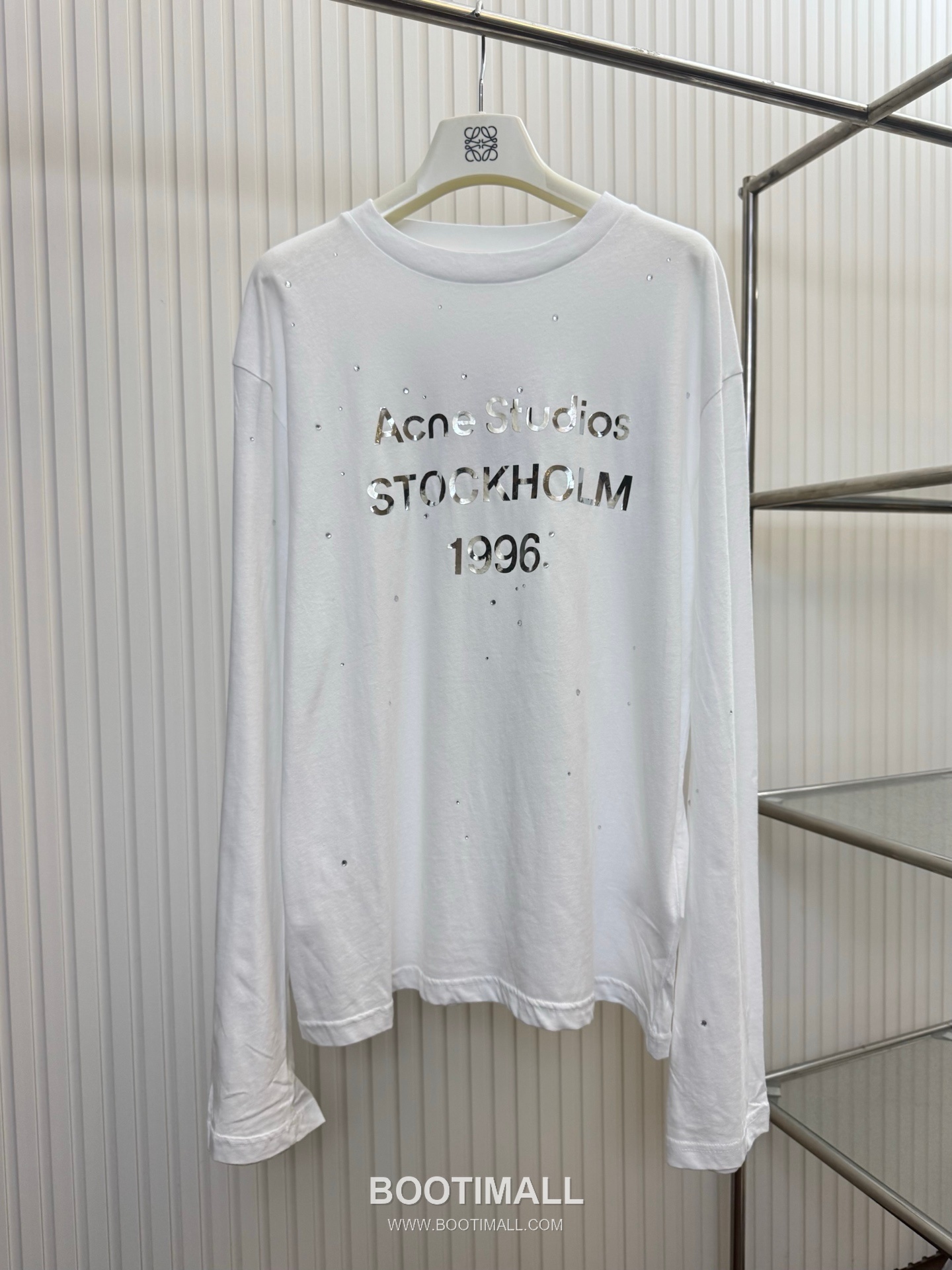 아크네스튜디오 2026SS 1996 미러 핫픽스 로고 오버핏 롱슬리브 화이트 티셔츠 Acne Studios 2026 SS 1996 Mirror Hotfix Logo Oversized Long Sleeve Black T-Shirt 1