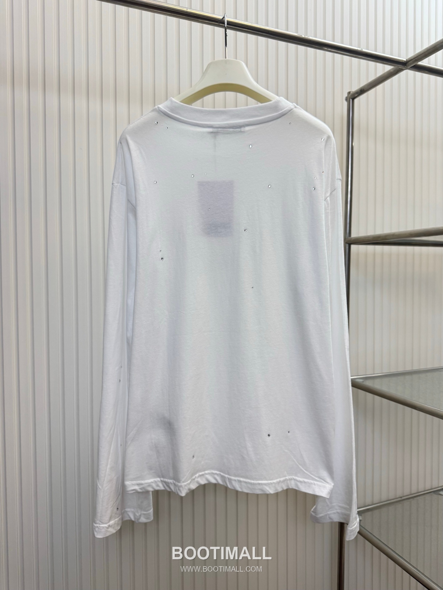 아크네스튜디오 2026SS 1996 미러 핫픽스 로고 오버핏 롱슬리브 화이트 티셔츠 Acne Studios 2026 SS 1996 Mirror Hotfix Logo Oversized Long Sleeve Black T-Shirt 2