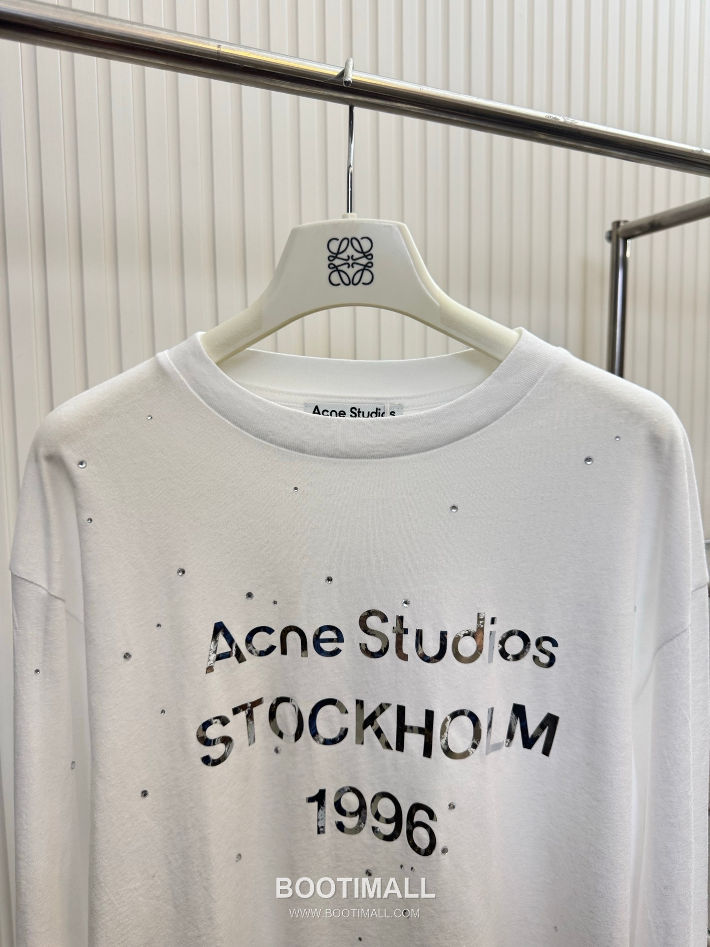아크네스튜디오 2026SS 1996 미러 핫픽스 로고 오버핏 롱슬리브 화이트 티셔츠 Acne Studios 2026 SS 1996 Mirror Hotfix Logo Oversized Long Sleeve Black T-Shirt 3