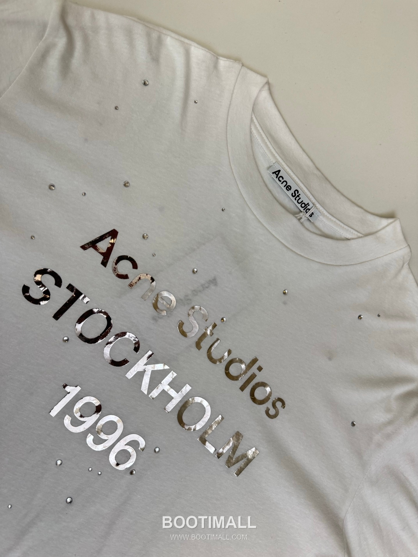 아크네스튜디오 2026SS 1996 미러 핫픽스 로고 오버핏 롱슬리브 화이트 티셔츠 Acne Studios 2026 SS 1996 Mirror Hotfix Logo Oversized Long Sleeve Black T-Shirt 4