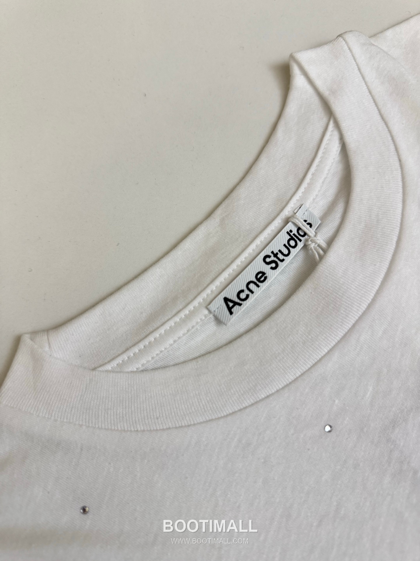 아크네스튜디오 2026SS 1996 미러 핫픽스 로고 오버핏 롱슬리브 화이트 티셔츠 Acne Studios 2026 SS 1996 Mirror Hotfix Logo Oversized Long Sleeve Black T-Shirt 5