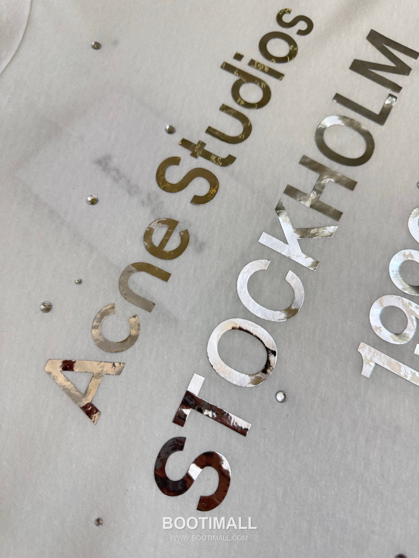 아크네스튜디오 2026SS 1996 미러 핫픽스 로고 오버핏 롱슬리브 화이트 티셔츠 Acne Studios 2026 SS 1996 Mirror Hotfix Logo Oversized Long Sleeve Black T-Shirt 6