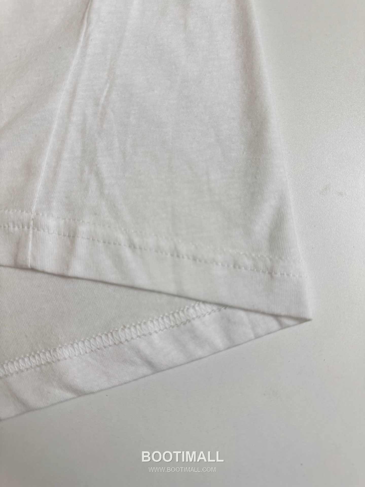 아크네스튜디오 2026SS 1996 미러 핫픽스 로고 오버핏 롱슬리브 화이트 티셔츠 Acne Studios 2026 SS 1996 Mirror Hotfix Logo Oversized Long Sleeve Black T-Shirt 8