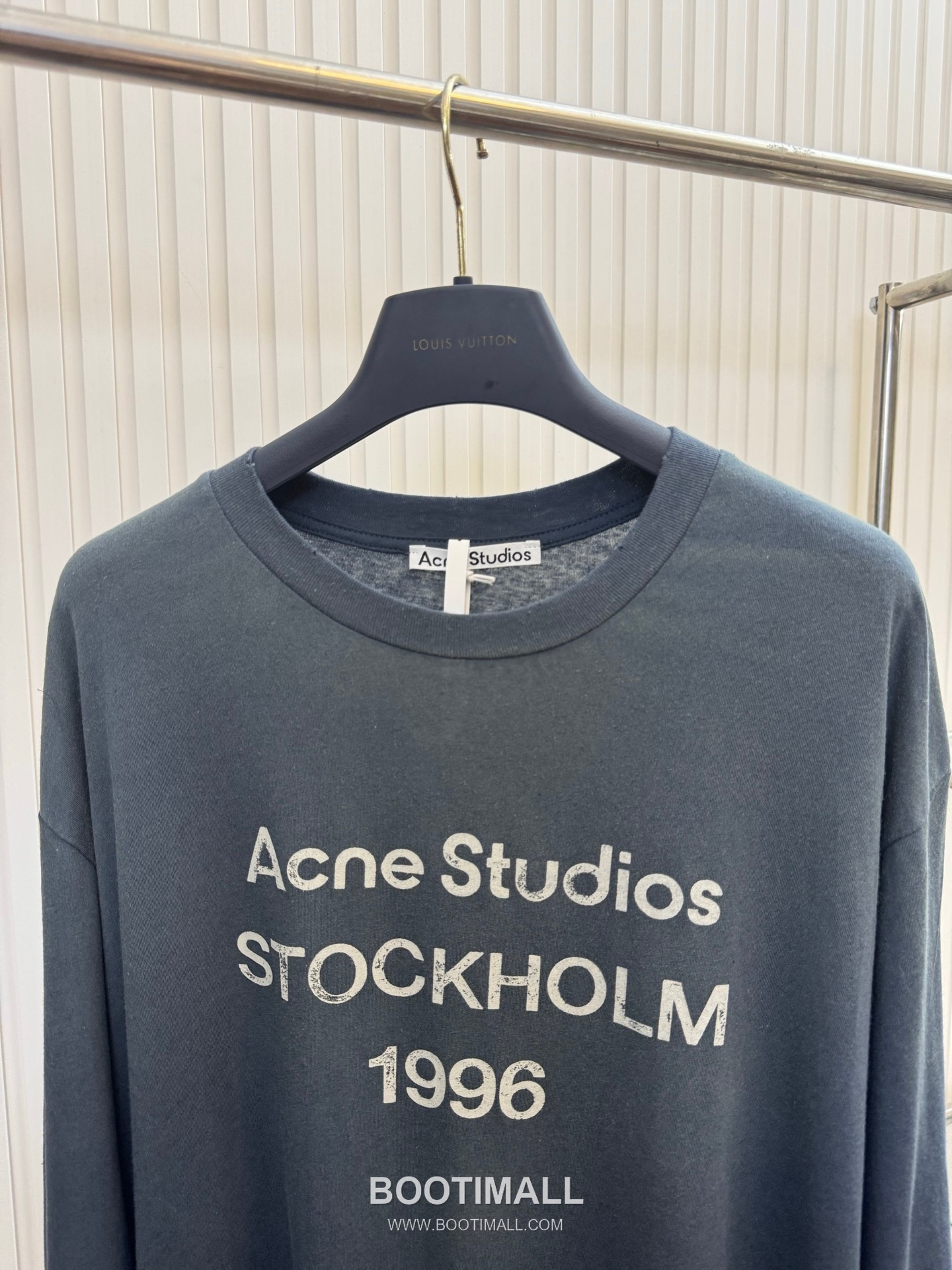 아크네스튜디오 2026SS 1966 머드다잉 워싱 오버핏 롱슬리브 네이비 티셔츠 Acne Studios 2026 SS 1966 Mud Dyed Washed Oversized Long Sleeve Brown T-Shirt 3