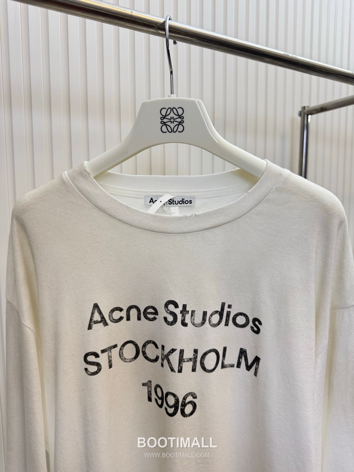 아크네스튜디오 2026SS 1966 머드다잉 워싱 오버핏 롱슬리브 화이트 티셔츠 Acne Studios 2026 SS 1966 Mud Dyed Washed Oversized Long Sleeve Brown T-Shirt 3