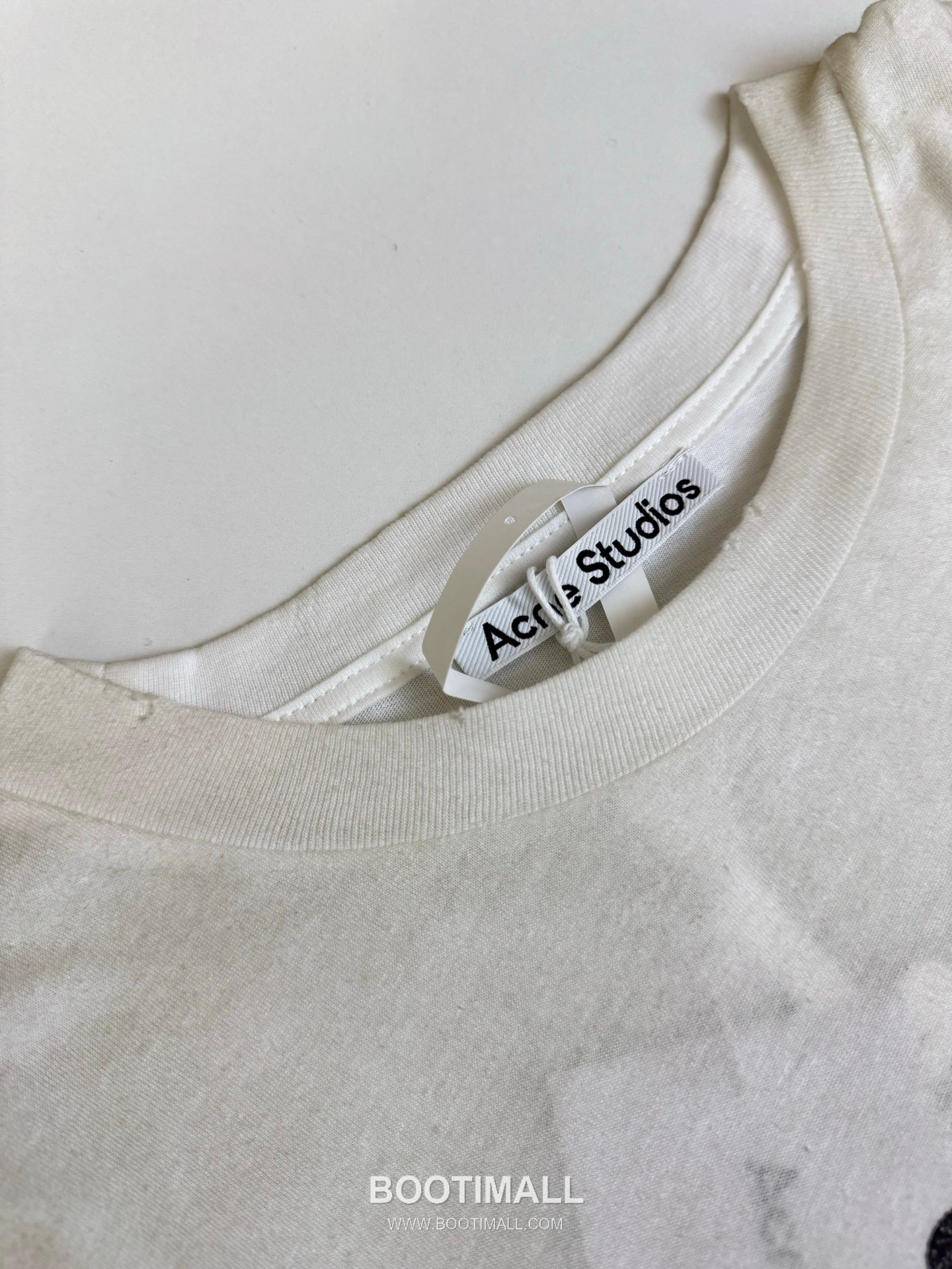 아크네스튜디오 2026SS 1966 머드다잉 워싱 오버핏 롱슬리브 화이트 티셔츠 Acne Studios 2026 SS 1966 Mud Dyed Washed Oversized Long Sleeve Brown T-Shirt 5