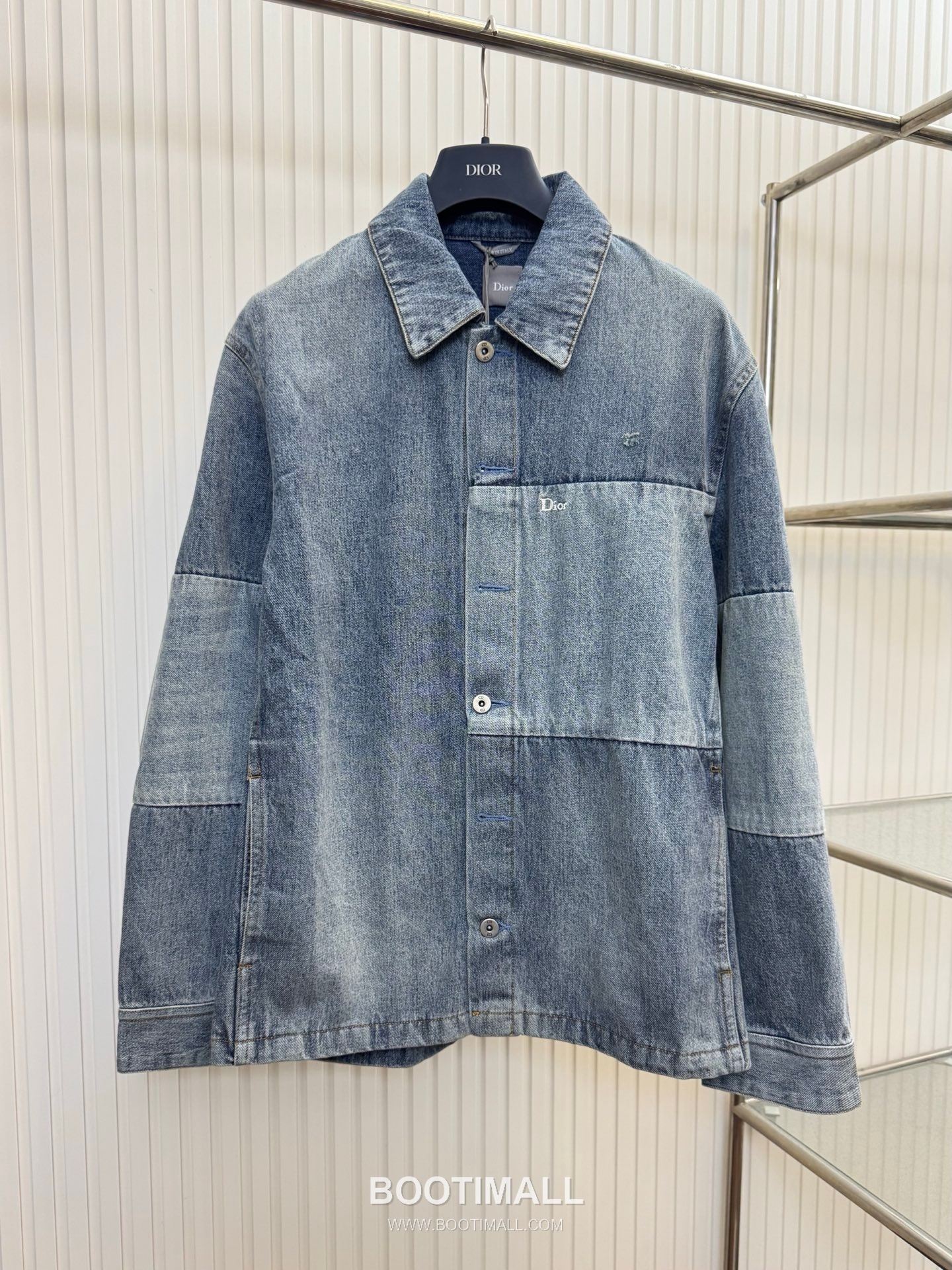 디올 2026SS 자수 컬러블록 워싱 레귤러핏 롱슬리브 블루 데님 셔츠 재킷 Dior 2026 SS Embroidered Colorblock Washed Regular Fit Long Sleeve Blue Denim Shirt Jacket 1