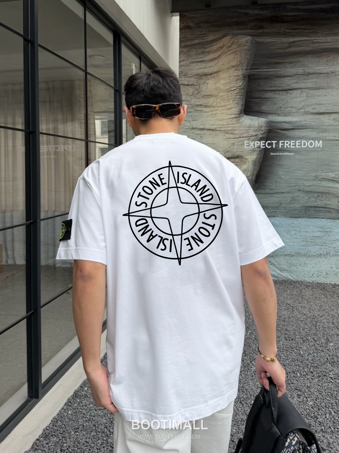 스톤아일랜드 2026SS 헤비코튼 로고패치 오버핏 반팔 화이트 티셔츠 Stone Island 2026 SS Heavy Cotton Logo Patch Oversized Short Sleeve Black T-Shirt 4