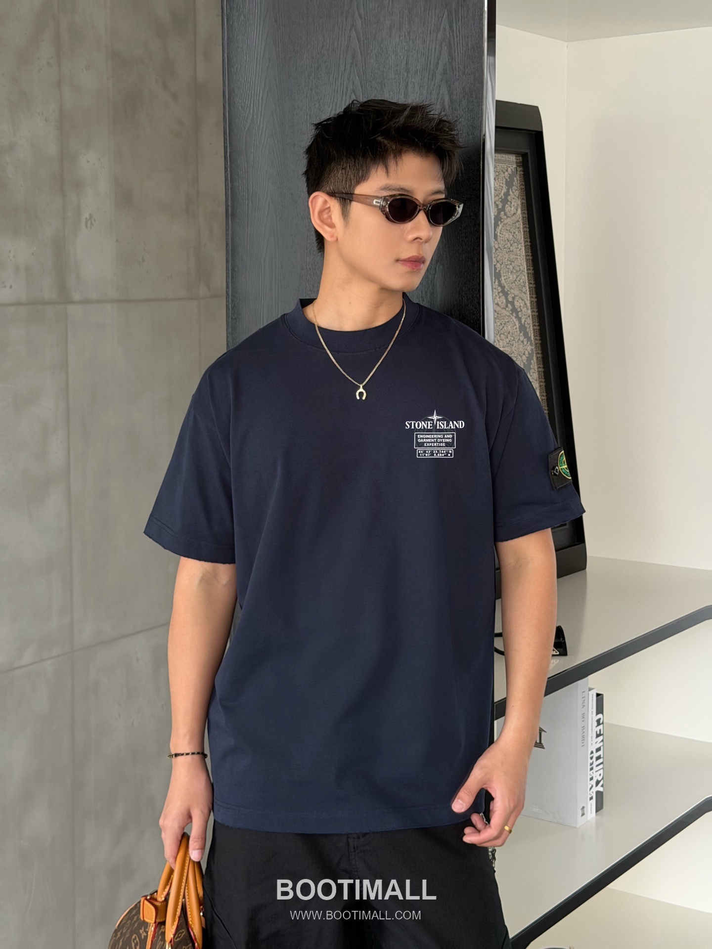 스톤아일랜드 2026SS 헤비코튼 로고패치 오버핏 반팔 블랙 티셔츠 Stone Island 2026 SS Heavy Cotton Logo Patch Oversized Short Sleeve Black T-Shirt 1