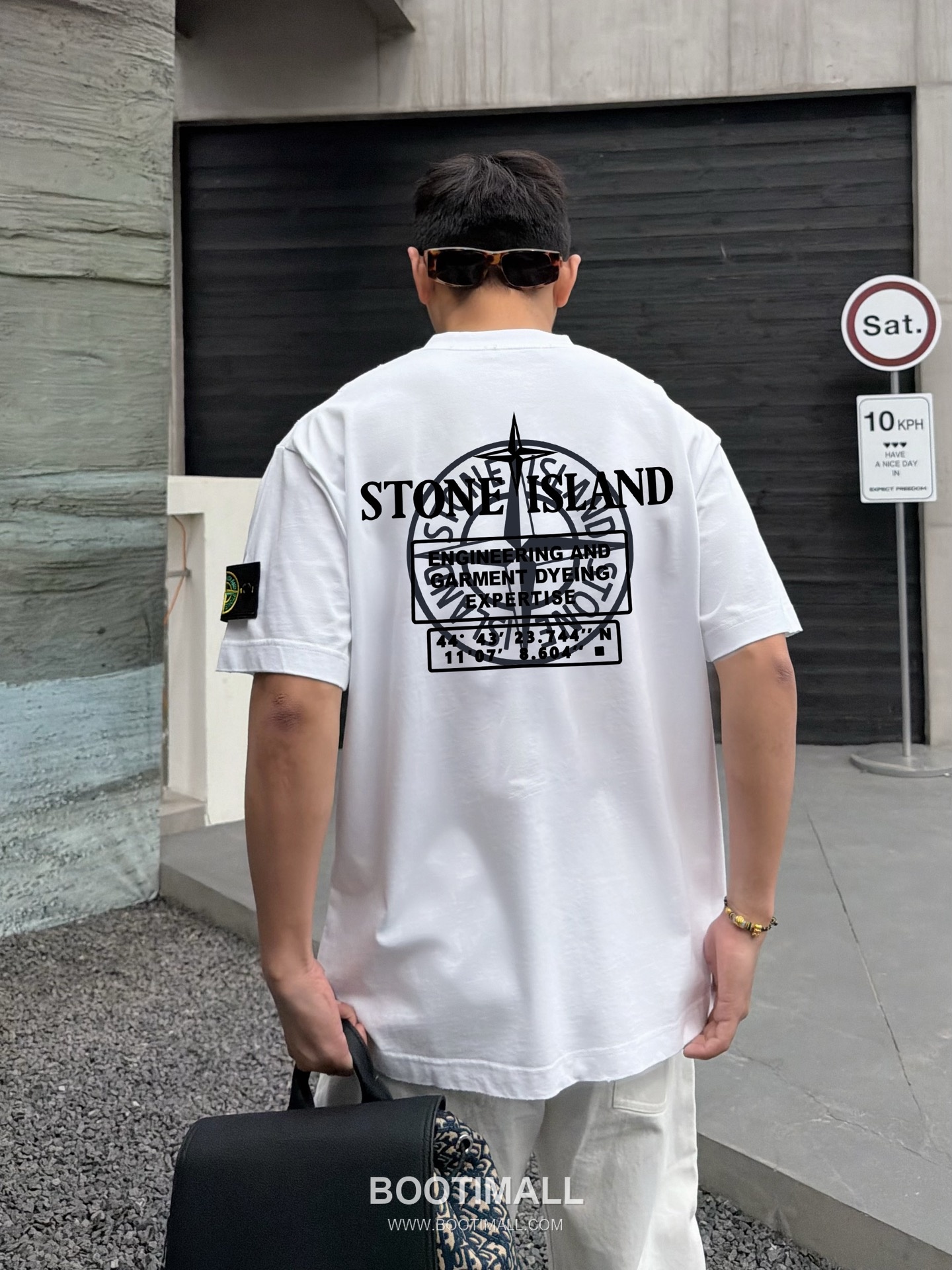 스톤아일랜드 2026SS 헤비코튼 로고패치 오버핏 반팔 화이트 티셔츠 Stone Island 2026 SS Heavy Cotton Logo Patch Oversized Short Sleeve Black T-Shirt 4