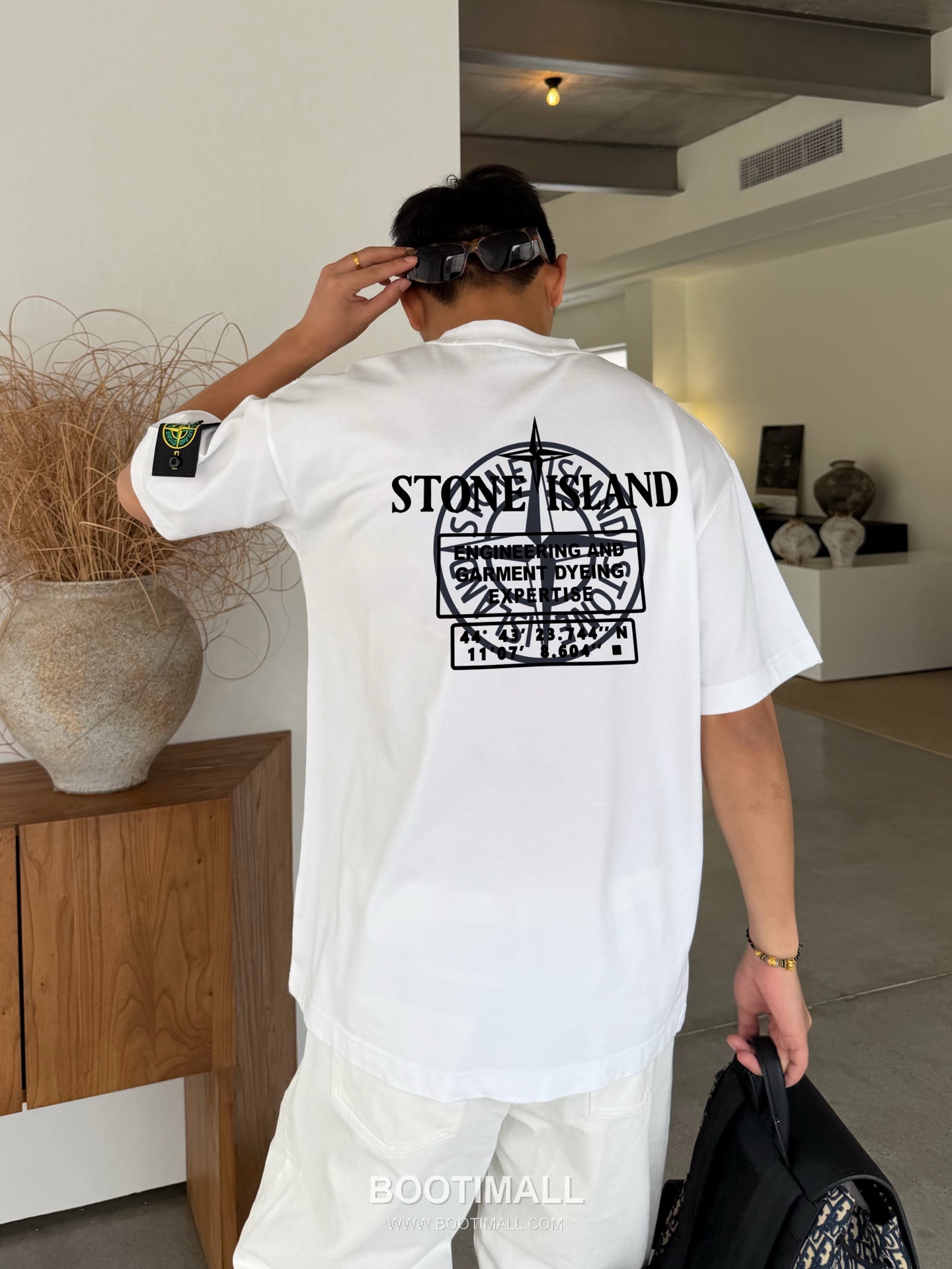 스톤아일랜드 2026SS 헤비코튼 로고패치 오버핏 반팔 화이트 티셔츠 Stone Island 2026 SS Heavy Cotton Logo Patch Oversized Short Sleeve Black T-Shirt 5