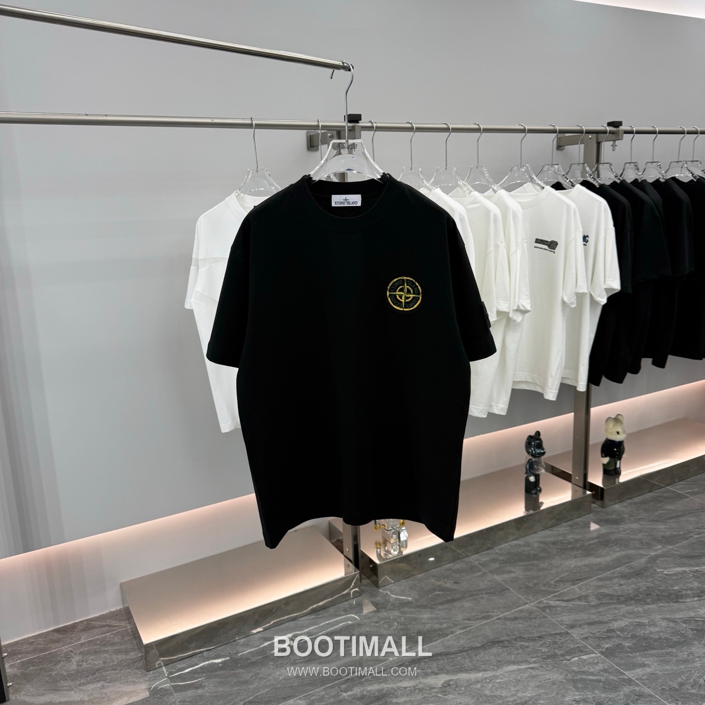 스톤아일랜드 2026SS 패치자수 라버프린트 오버핏 반팔 블랙 티셔츠 Stone Island 2026 SS Patch Embroidery Rubber Print Oversized Short Sleeve Black T-Shirt 1