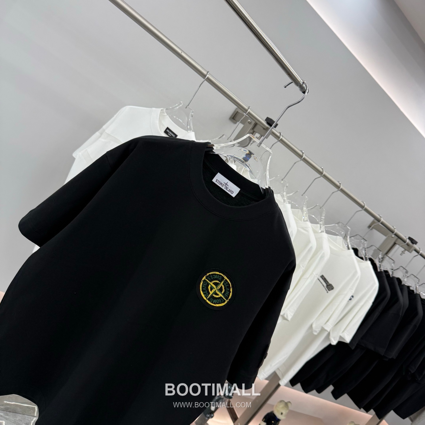 스톤아일랜드 2026SS 패치자수 라버프린트 오버핏 반팔 블랙 티셔츠 Stone Island 2026 SS Patch Embroidery Rubber Print Oversized Short Sleeve Black T-Shirt 3