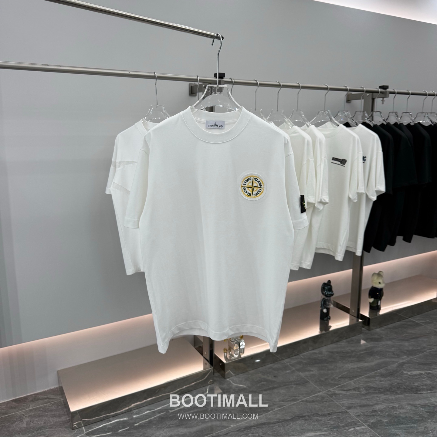 스톤아일랜드 2026SS 패치자수 라버프린트 오버핏 반팔 화이트 티셔츠 Stone Island 2026 SS Patch Embroidery Rubber Print Oversized Short Sleeve Black T-Shirt 1