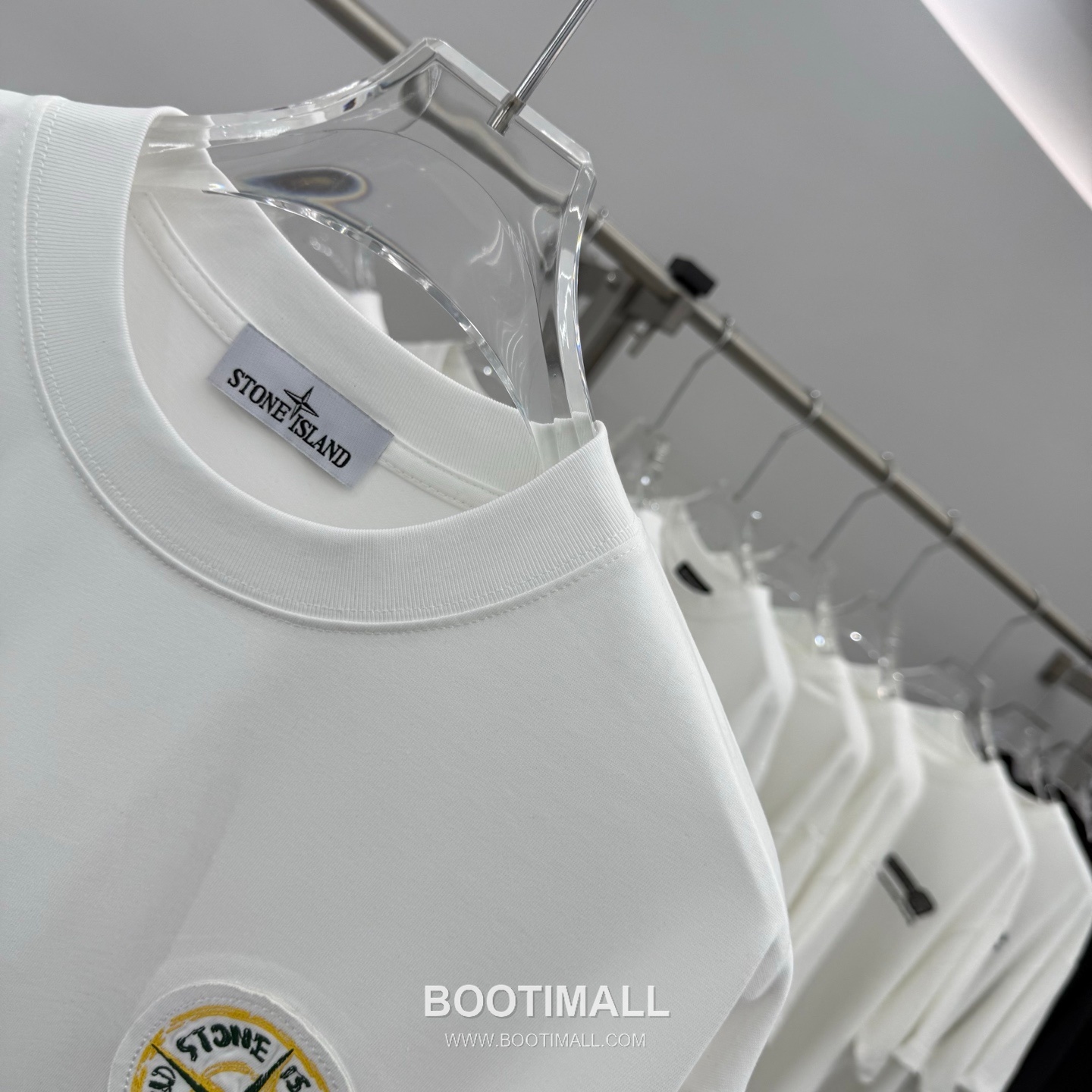 스톤아일랜드 2026SS 패치자수 라버프린트 오버핏 반팔 화이트 티셔츠 Stone Island 2026 SS Patch Embroidery Rubber Print Oversized Short Sleeve Black T-Shirt 4