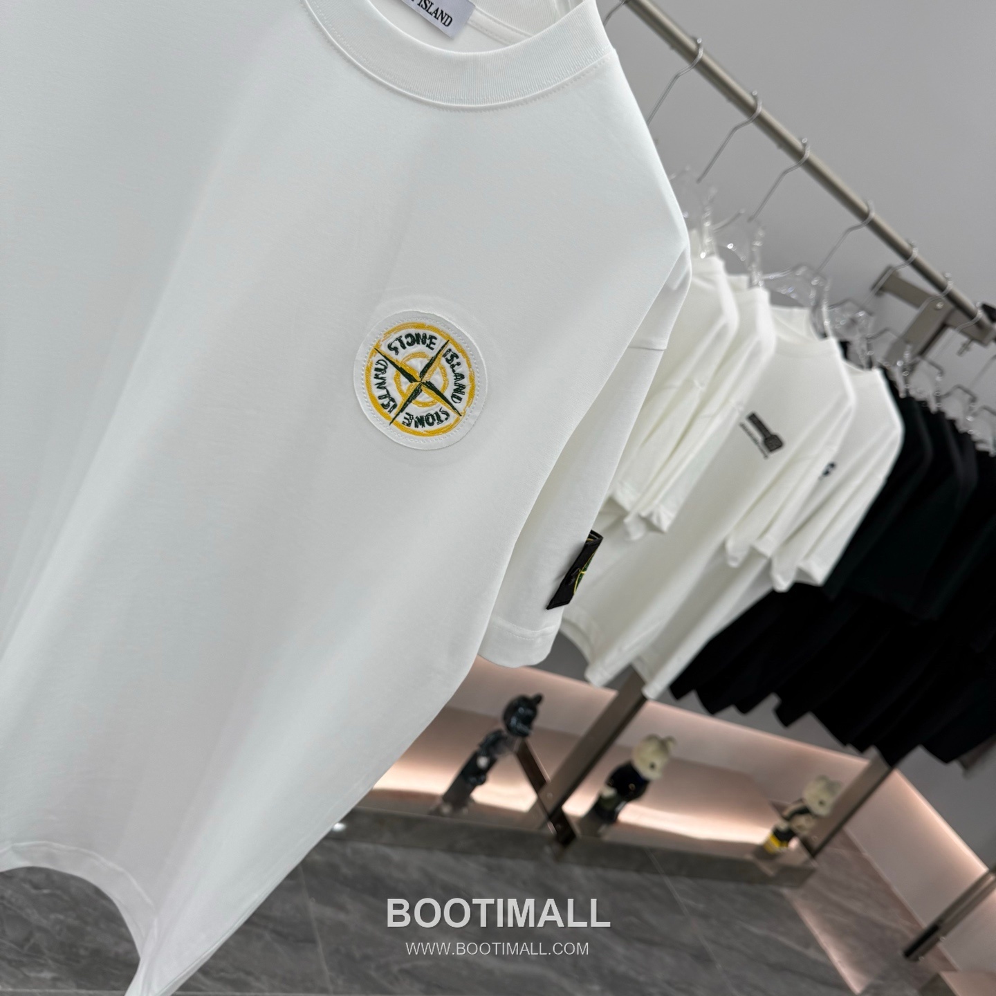 스톤아일랜드 2026SS 패치자수 라버프린트 오버핏 반팔 화이트 티셔츠 Stone Island 2026 SS Patch Embroidery Rubber Print Oversized Short Sleeve Black T-Shirt 5