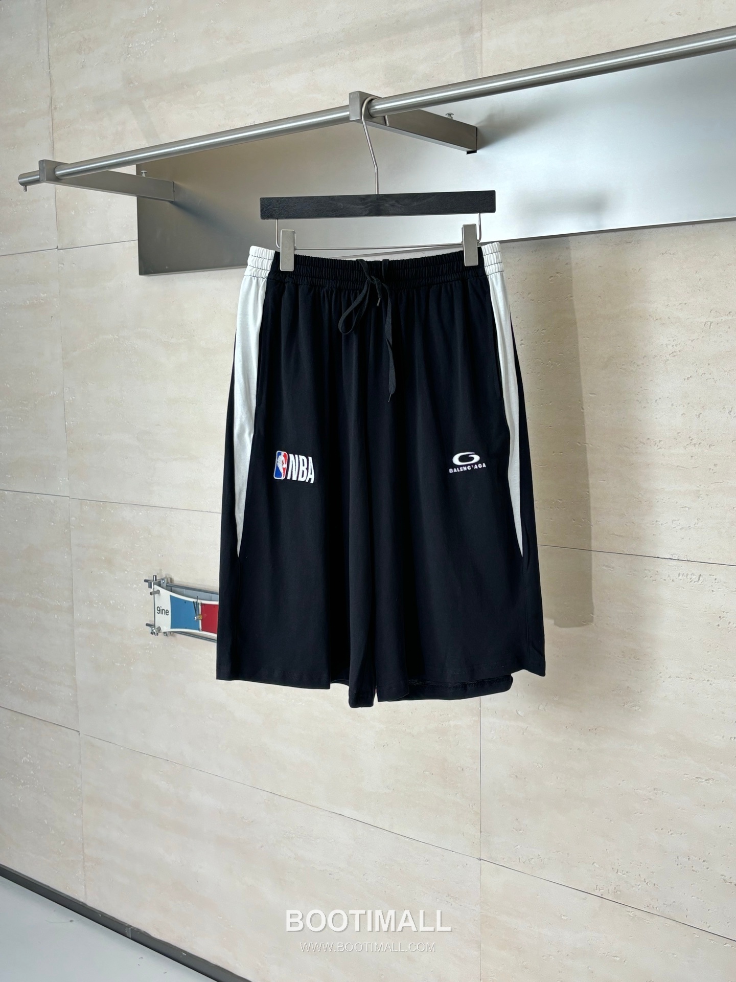 발렌시아가 2026SS NBA 로고자수 루즈핏 쇼츠 블랙 팬츠 Balenciaga 2026 SS NBA Logo Embroidery Loose Fit Shorts Black Pants 1