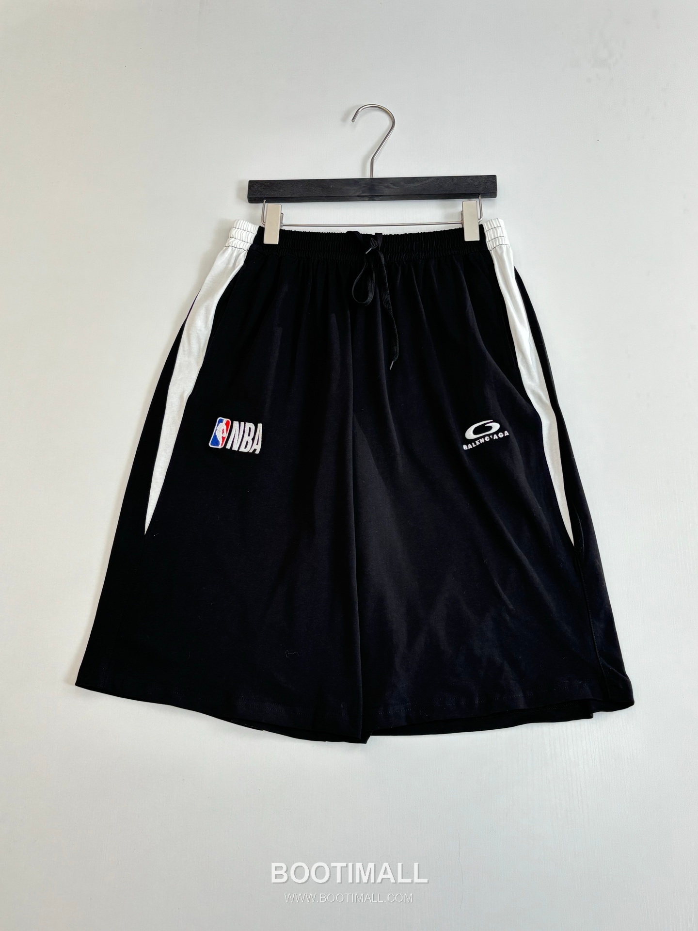 발렌시아가 2026SS NBA 로고자수 루즈핏 쇼츠 블랙 팬츠 Balenciaga 2026 SS NBA Logo Embroidery Loose Fit Shorts Black Pants 3