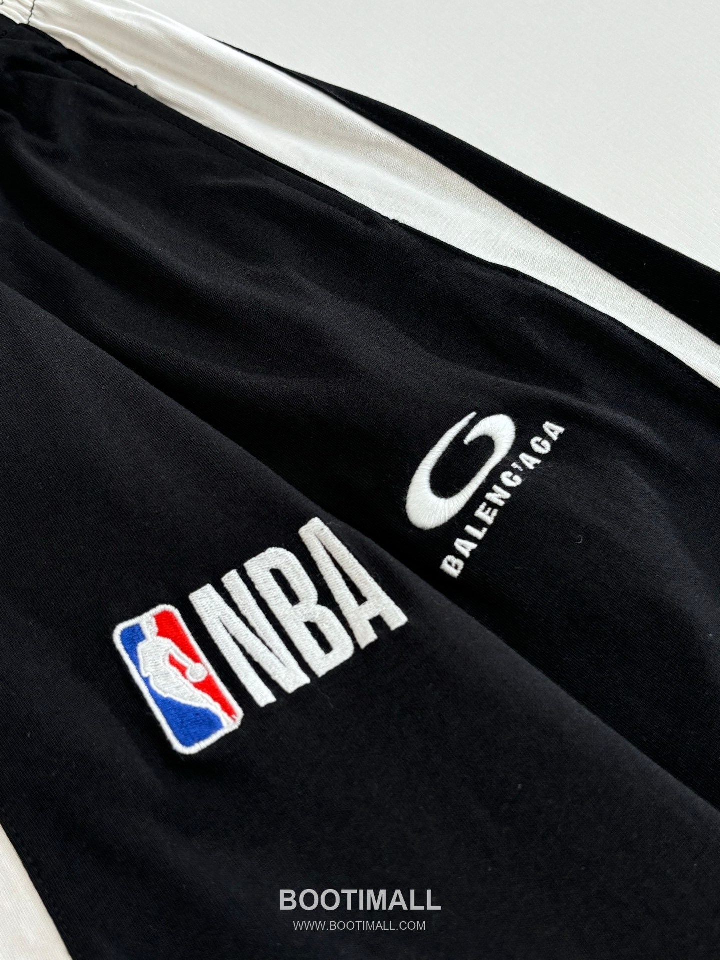 발렌시아가 2026SS NBA 로고자수 루즈핏 쇼츠 블랙 팬츠 Balenciaga 2026 SS NBA Logo Embroidery Loose Fit Shorts Black Pants 5