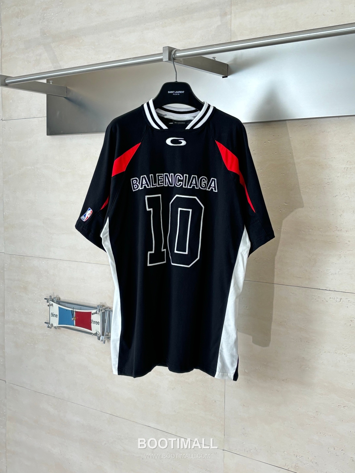 발렌시아가 2026SS NBA 로고자수 오버핏 반팔 블랙 티셔츠 Balenciaga 2026 SS NBA Logo Embroidery Oversized Short Sleeve Black T-Shirt 1